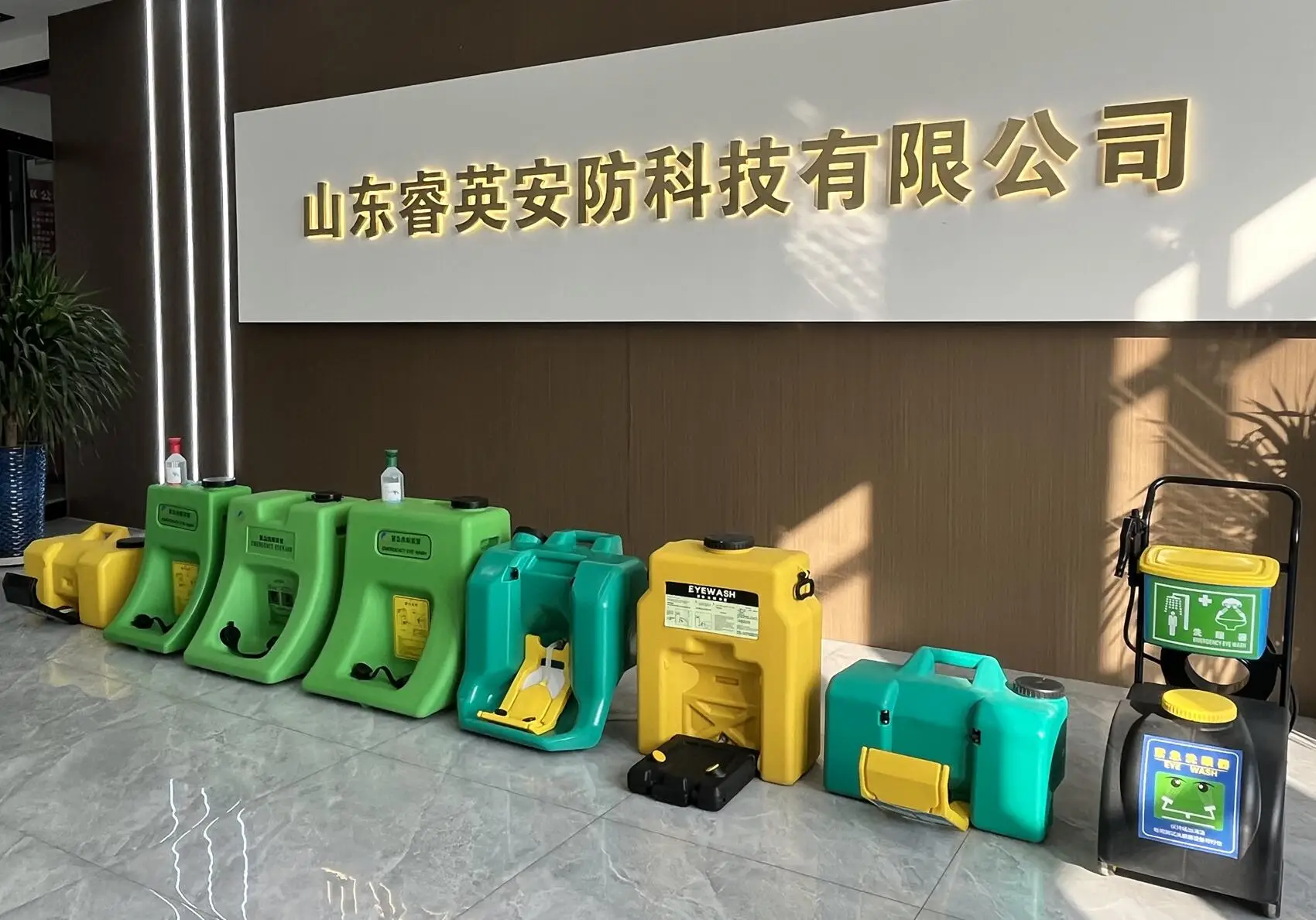 15 Gallons (53L)  Gravity Feed Portable Emergency Eye Wash Plastic Eyewash Station