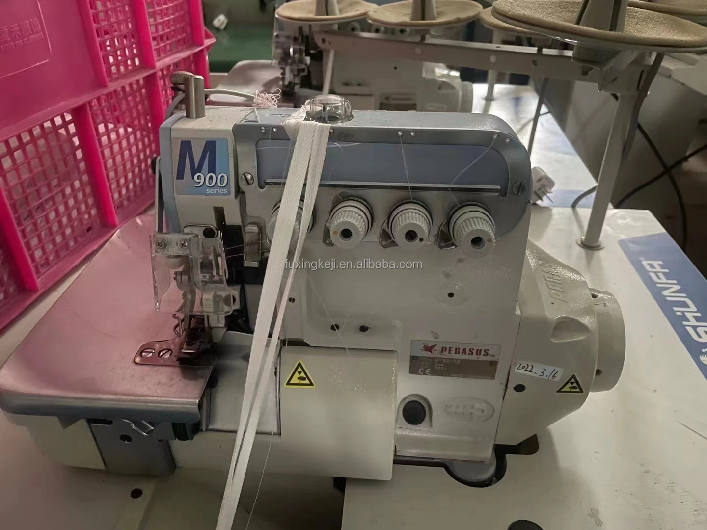 Used pegasus M900 5 thread overlock sewing machine overlocker industrial clothing heavy weight material  sewing machine