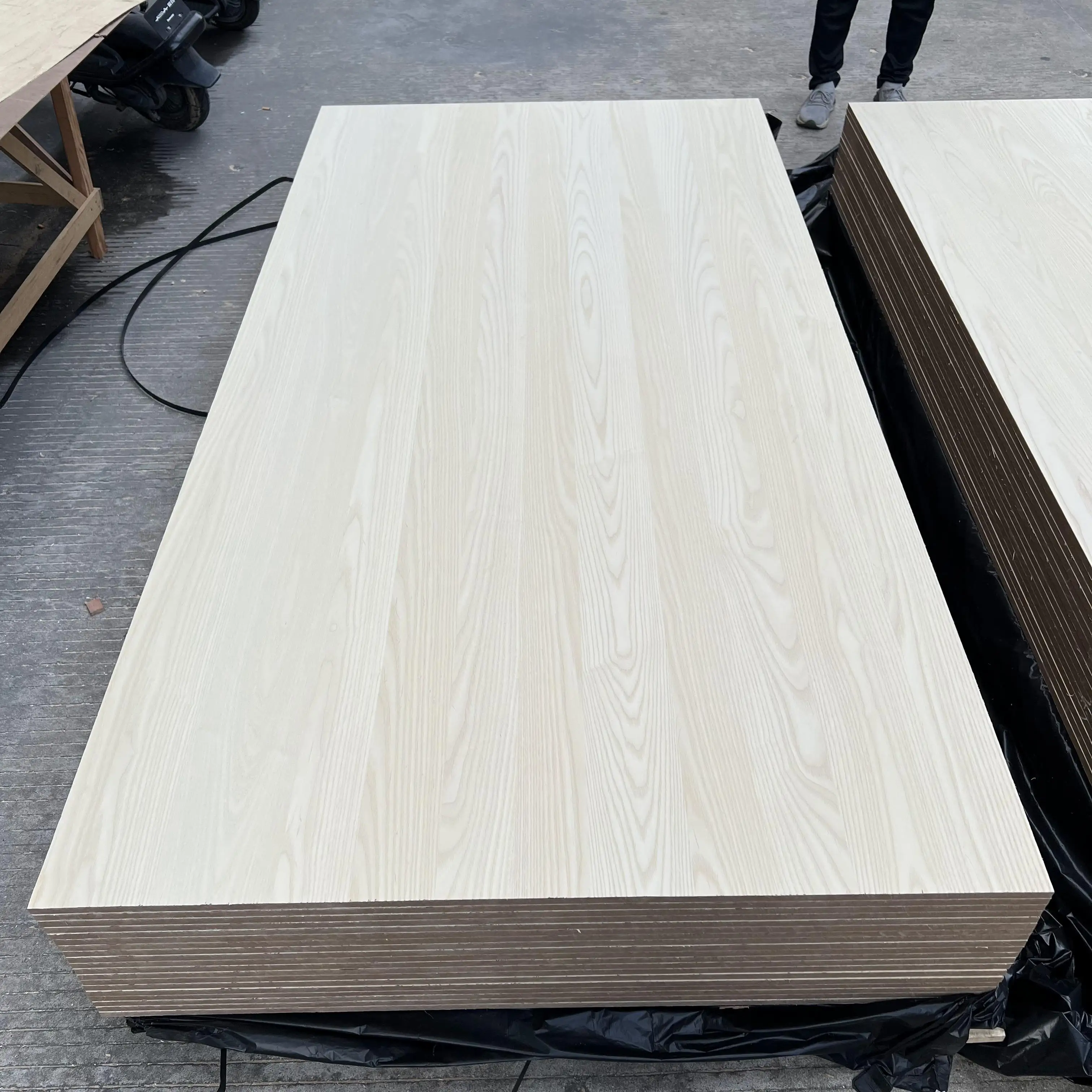 Wholesale A/AA Natural White Ash Wood Veneer0.45mm Mountain Grain Ash Veneer Sheets with Free Samples