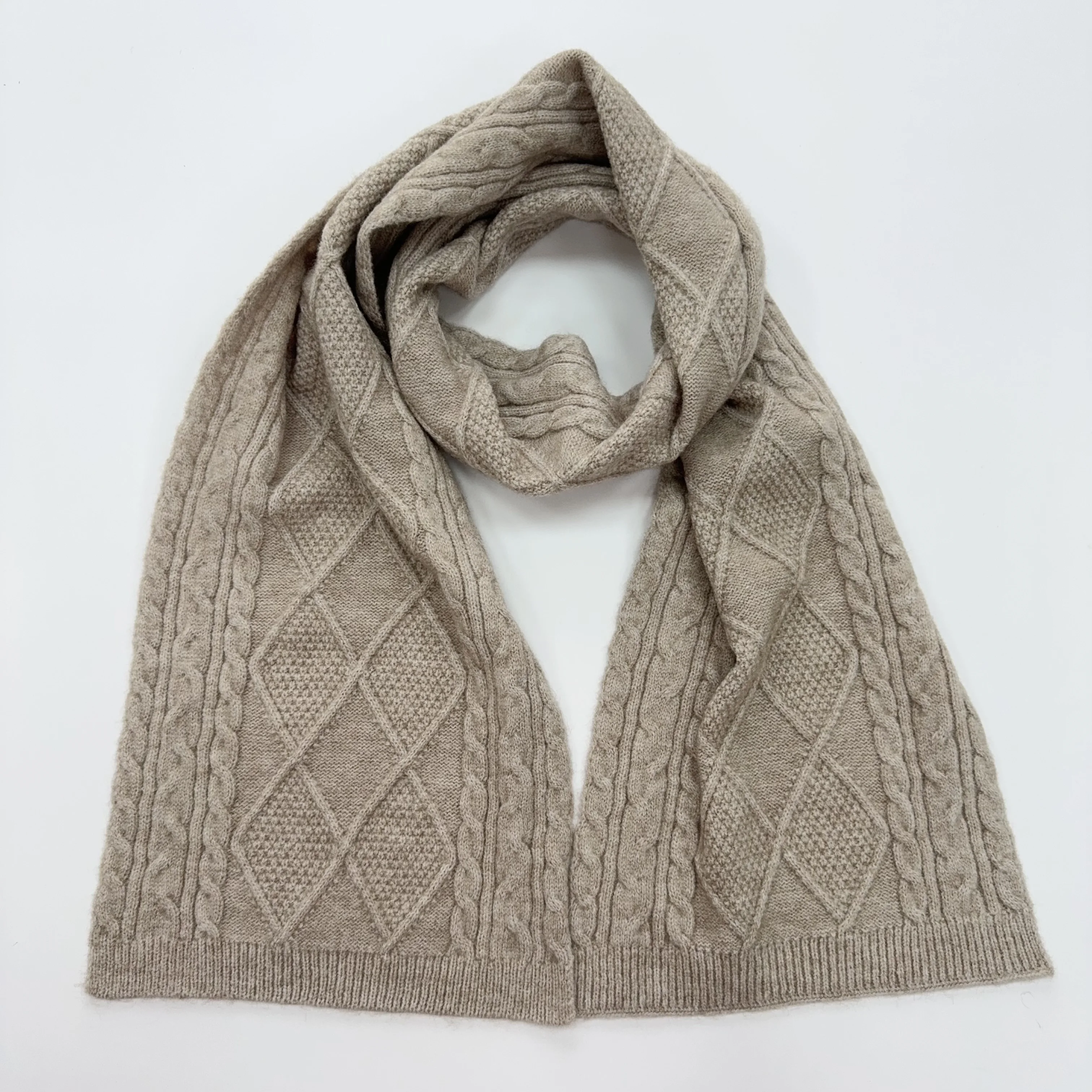Unisex Winter Knitted Scarf With Classic Diamond Pattern, Fashionable and Beautiful, Suitable for Multiple Occasions
