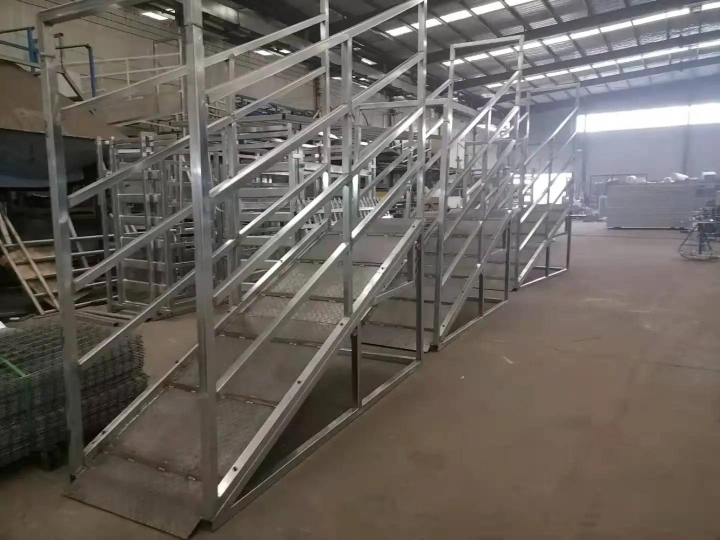 Hot Dipped Galvanized Cattle Sheep Horse Loading Ramp Heavy Duty Livestock Mobile Adjustable Loading Dock Ramp