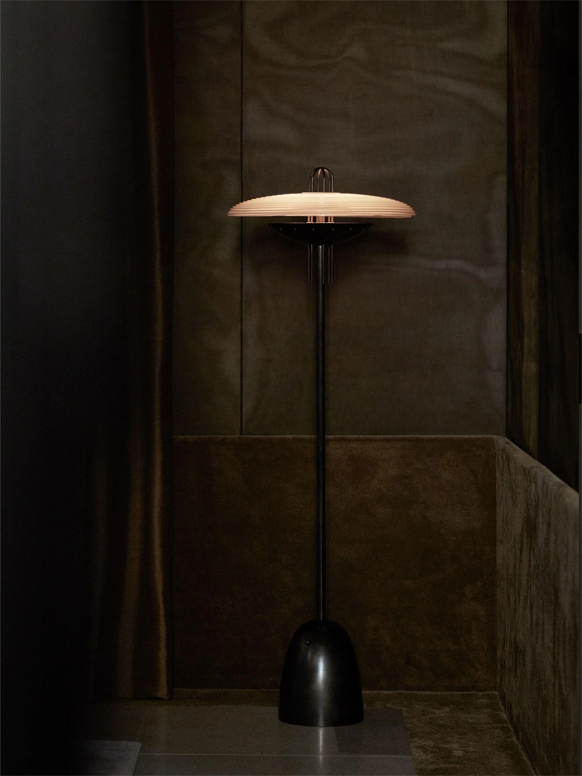Manufacturer customization art decor copper villa hotel living room indoor standing floor lights solid brass signal Y floor lamp