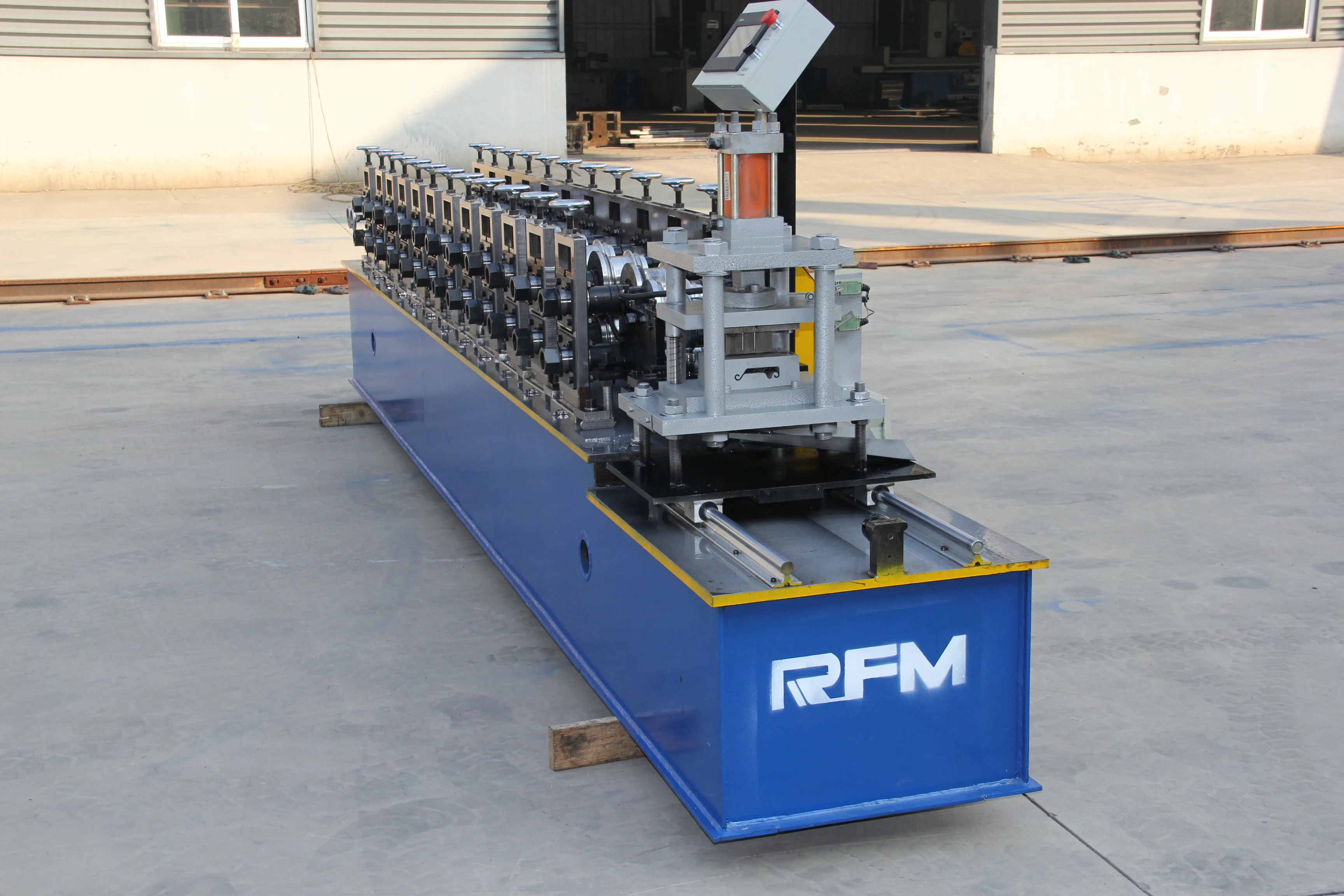 Galvanized steel roll shutter door roll forming machine rolling slats