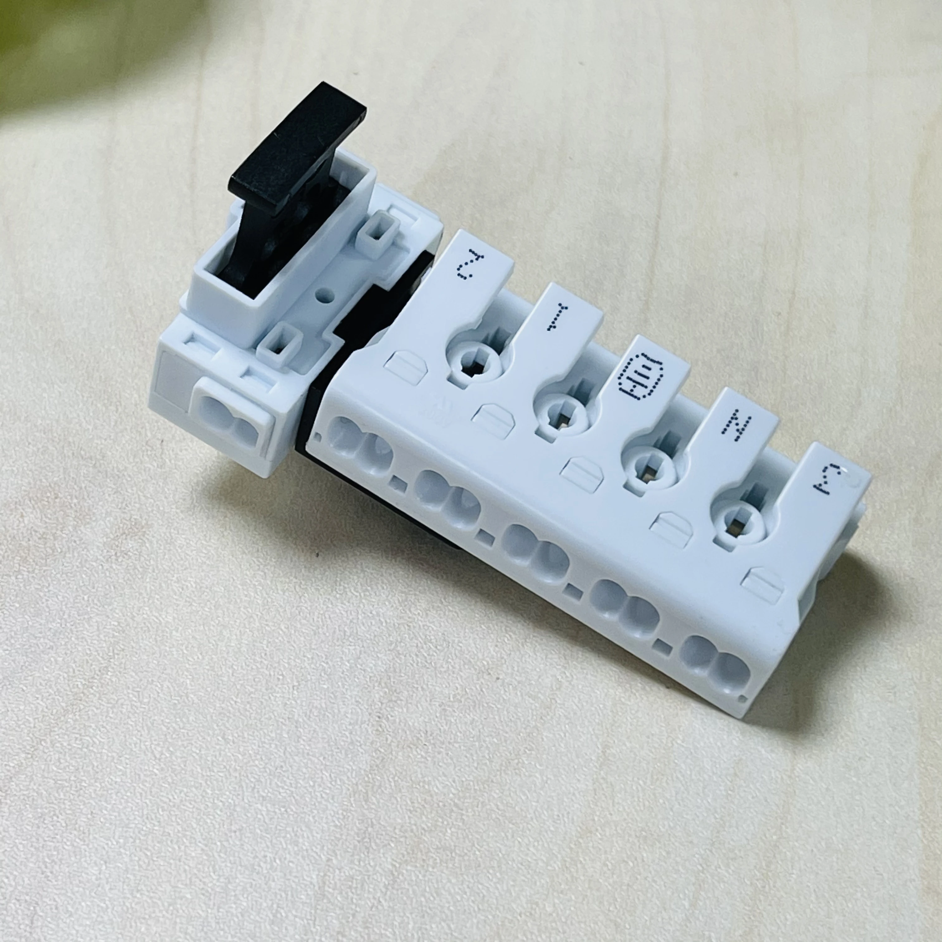 6 Pole fused push wire connector for LED lighting