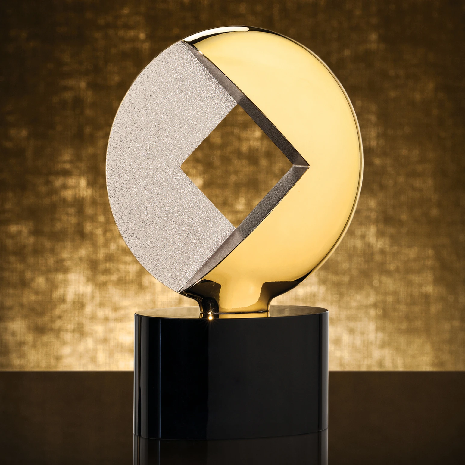 High Quality Customized Shape Gold Silver Metal Circle Business Gift With Black Crystal Base Custom Logo Trophy Awards