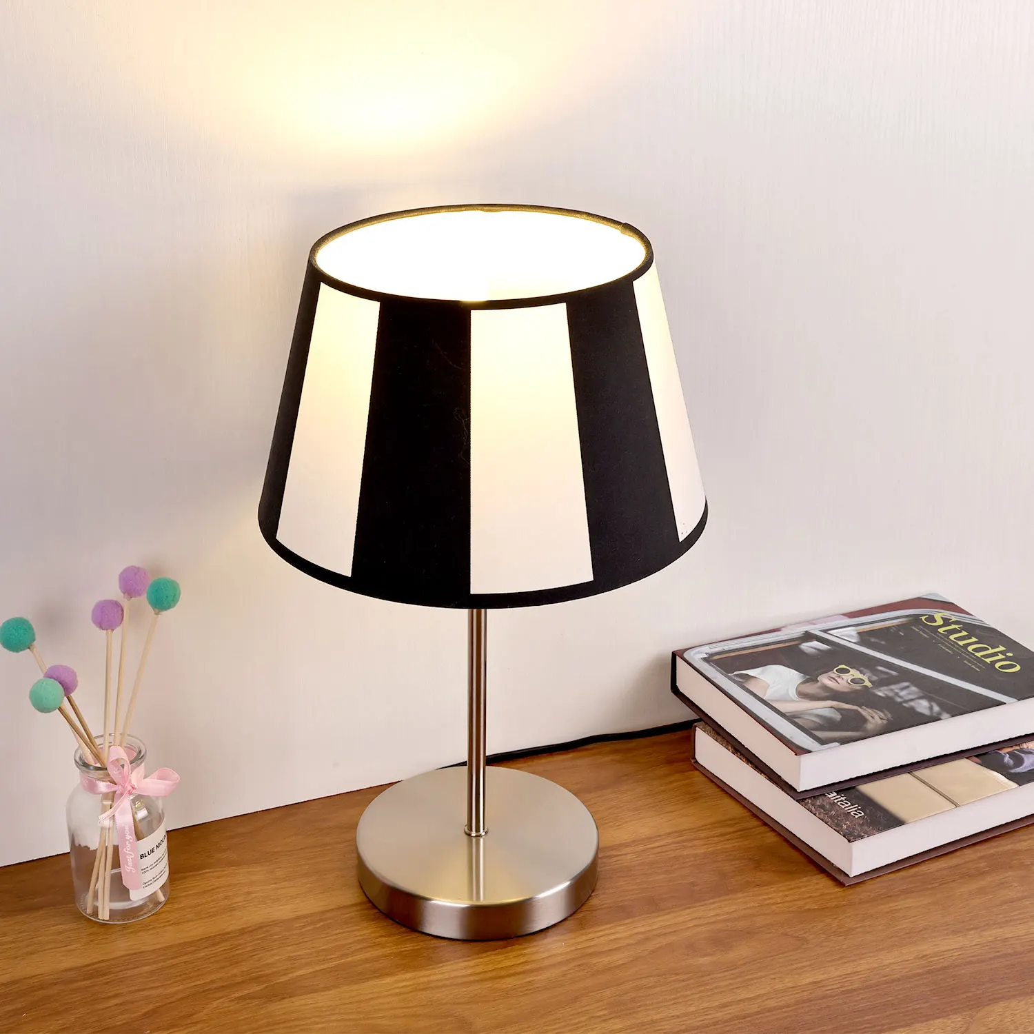 Wholesale sale souvenir Apartment postmodern snoopy rustic exclusive rechargeable table lamp for restaurants