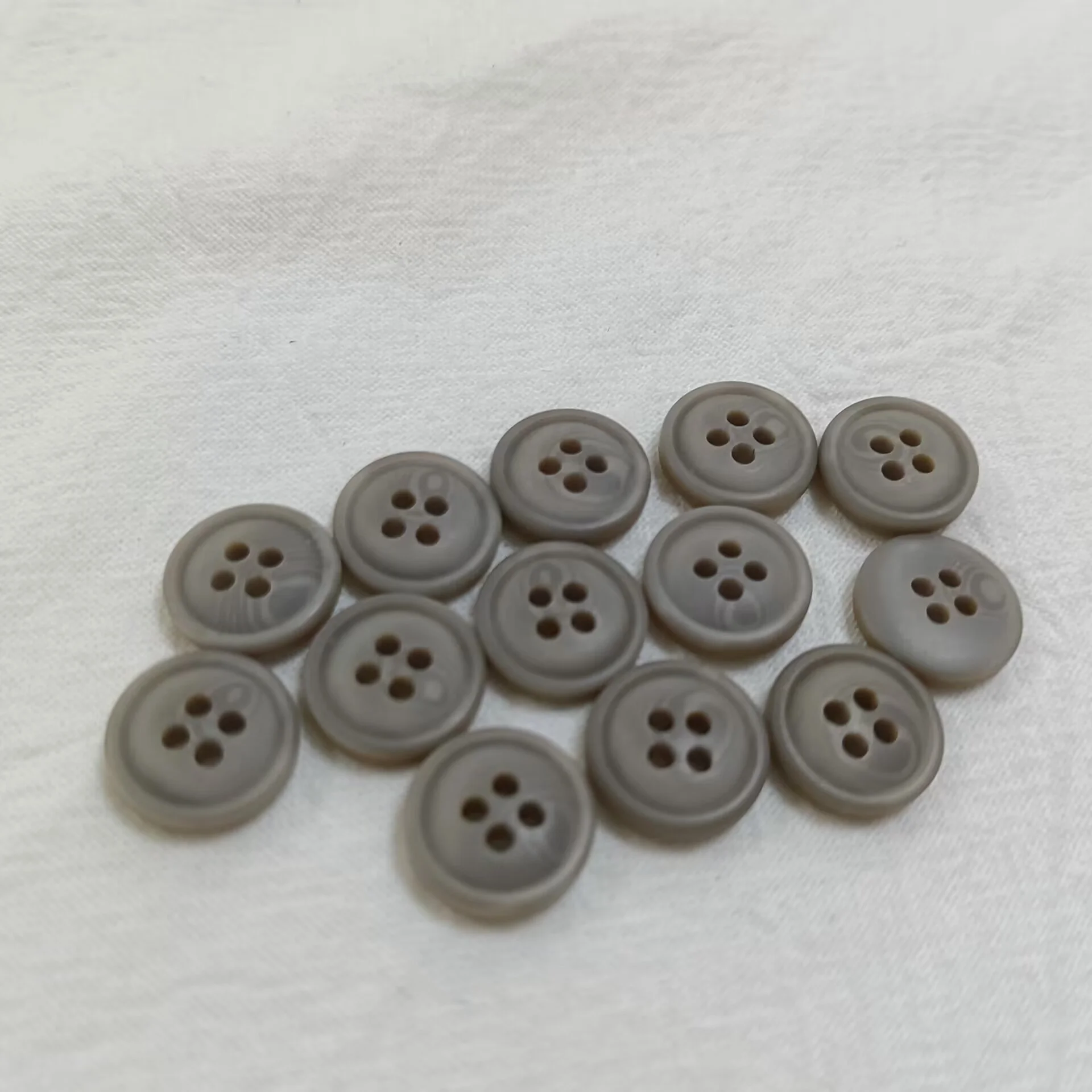 Популярная на заказ пуговица из смолы размером 12 мм и 14 мм с 4 отверстиями для женских рубашек