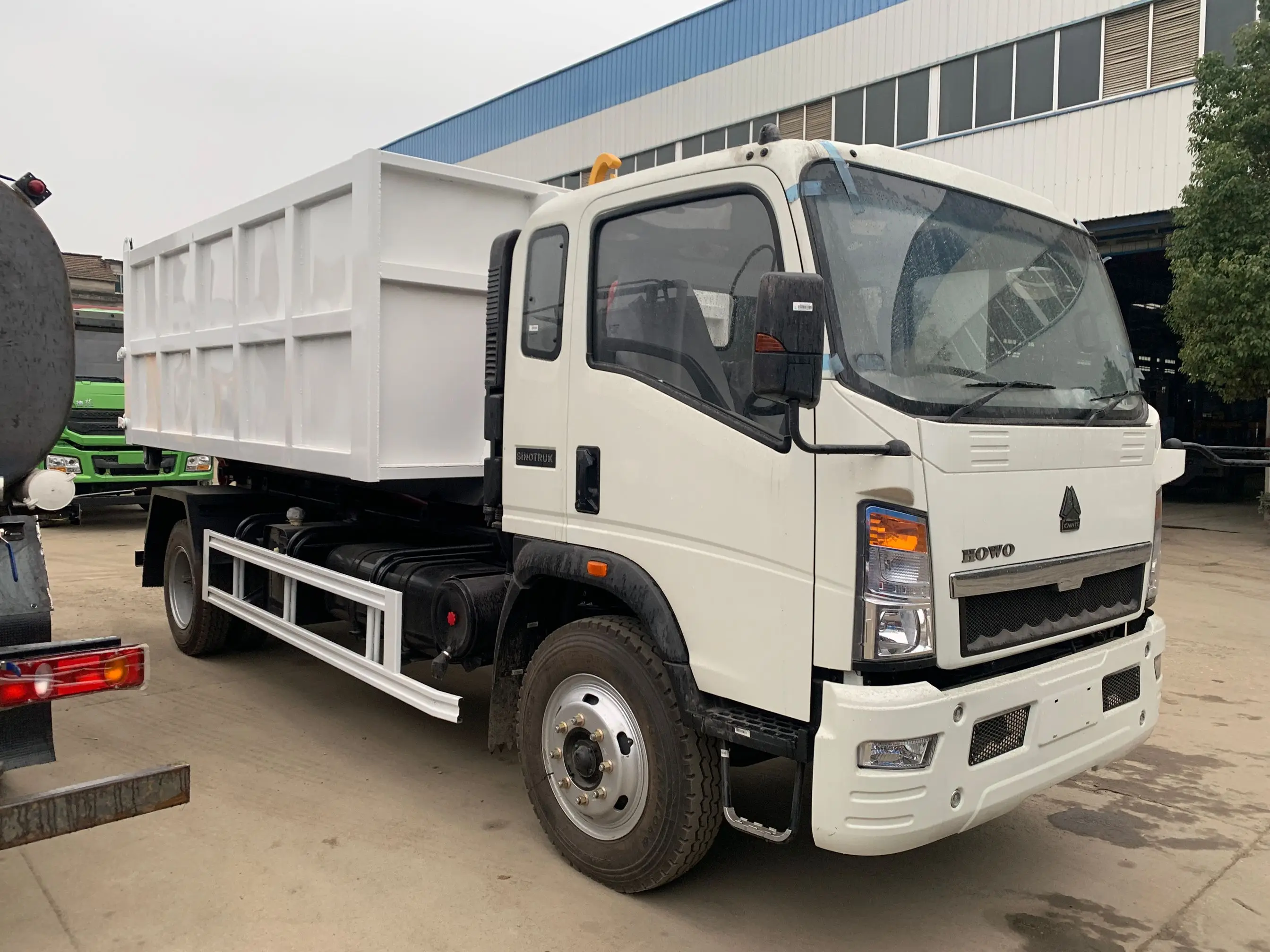 SINOTRUK HOWO 4x2 мусоровоз с крючком для контейнерного погрузчика 4 cbm-10 куб.