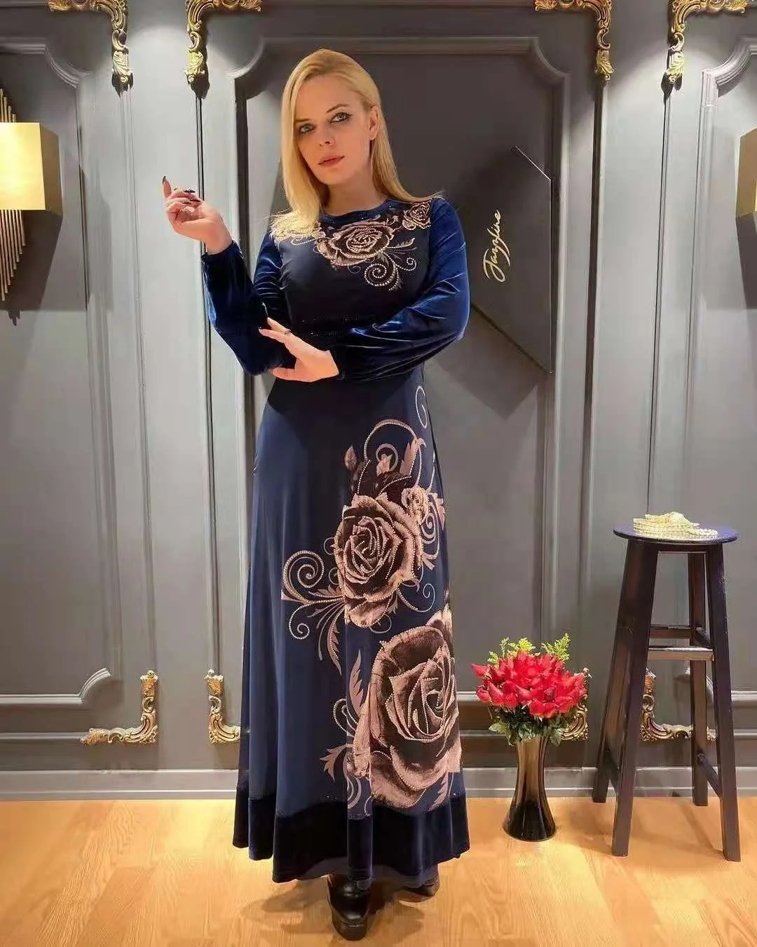 Muslim robes are digitally printed and inlaid with rhinestone velvet fabric for comfort and stretch