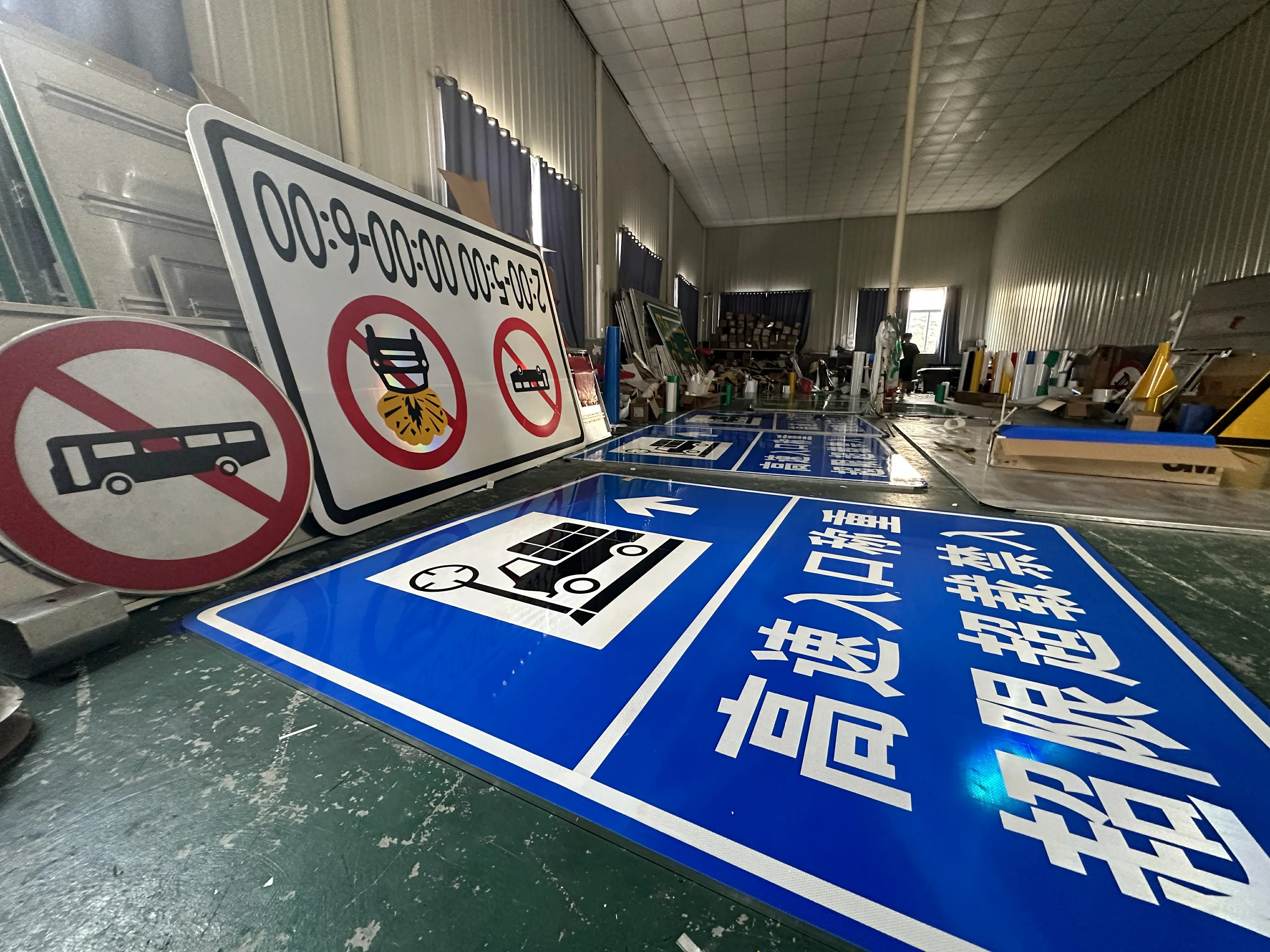 Top Sale Reflective Plastic PVC White Black Aluminum Street Parking Road Signs Safety Traffic Sign Warning Sign Price
