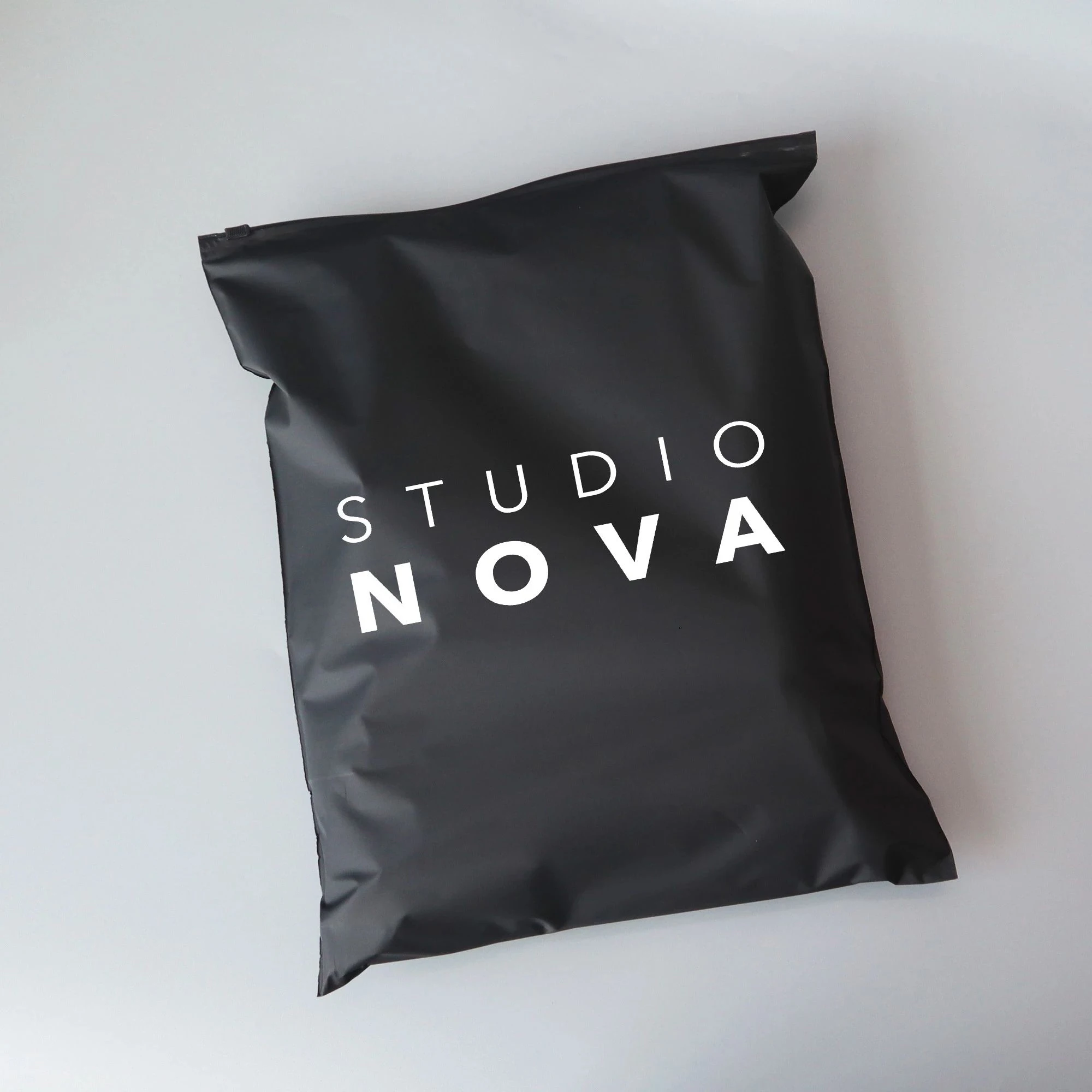 Black Recycled Zipper T-Shirt Stand up Bags with Die Cut Handles for Shoes Socks Mailing Packaging CPE PBAT Material Structure