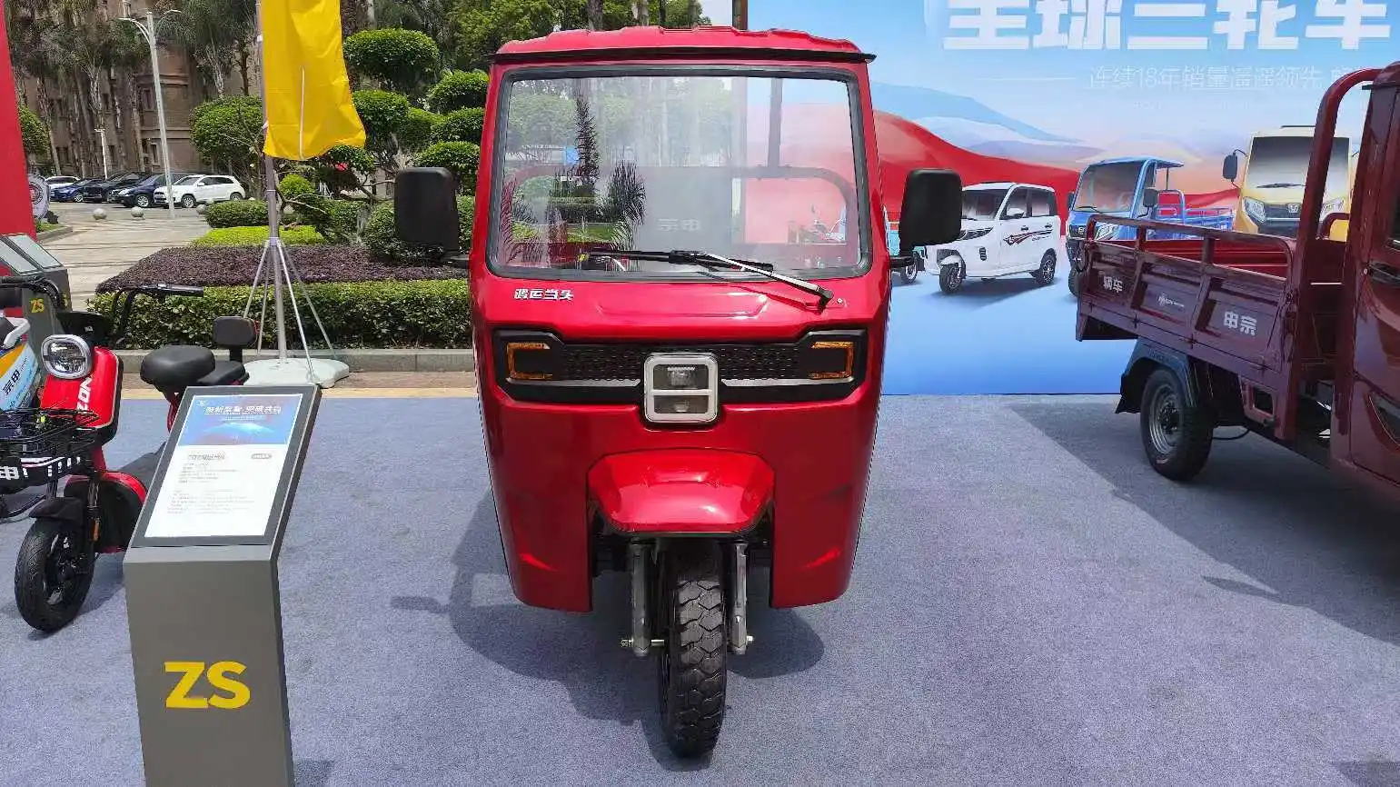High Quality  Gasoline Tricycle Custom Logo Cargo Tricycle For Adults Cab Gasoline Trade