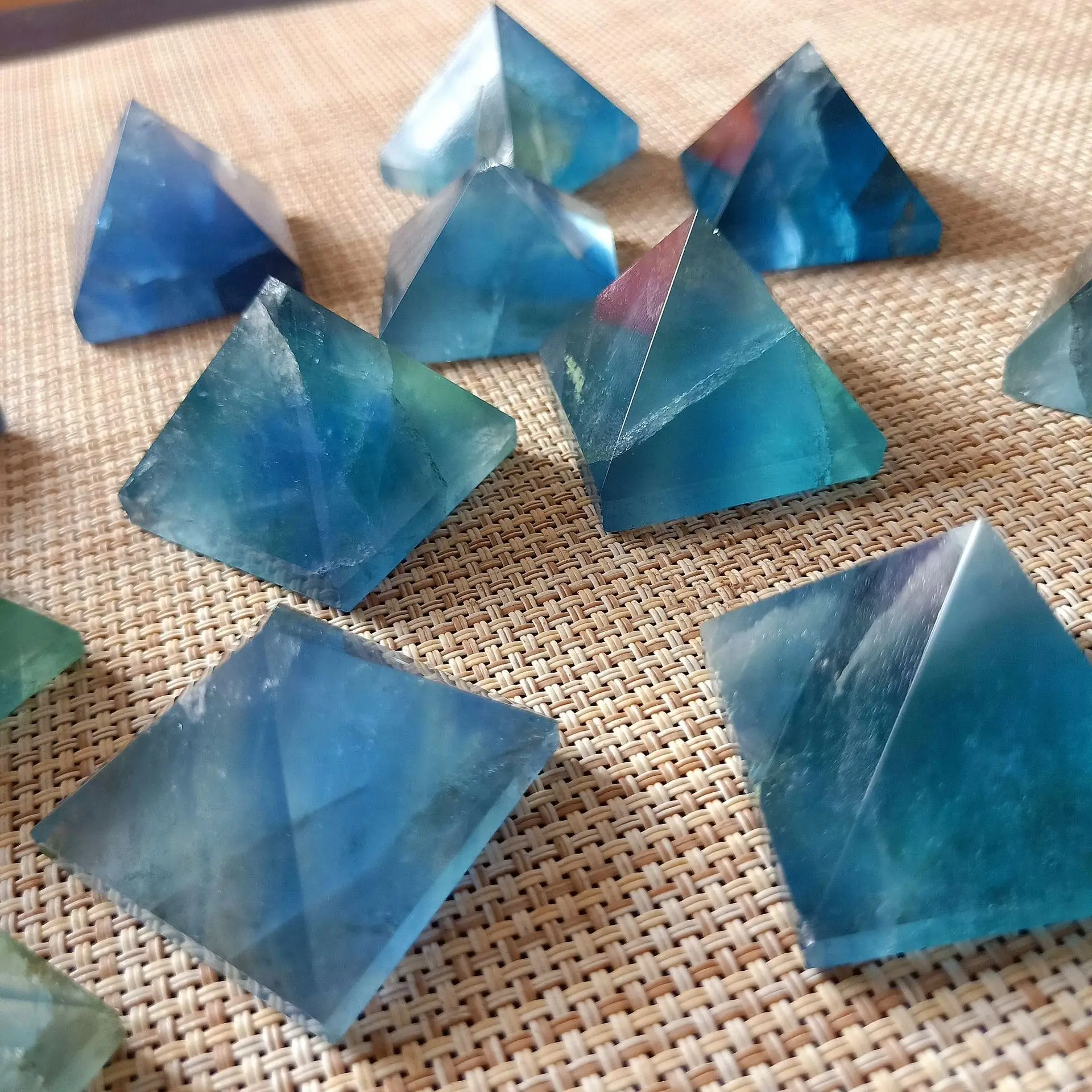 Cheap Wholesale Blue Fluorite Quartz Glass Pyramid Custom Laser Engraving 3d Logo Crystal Glass Pyramid For Paperweight
