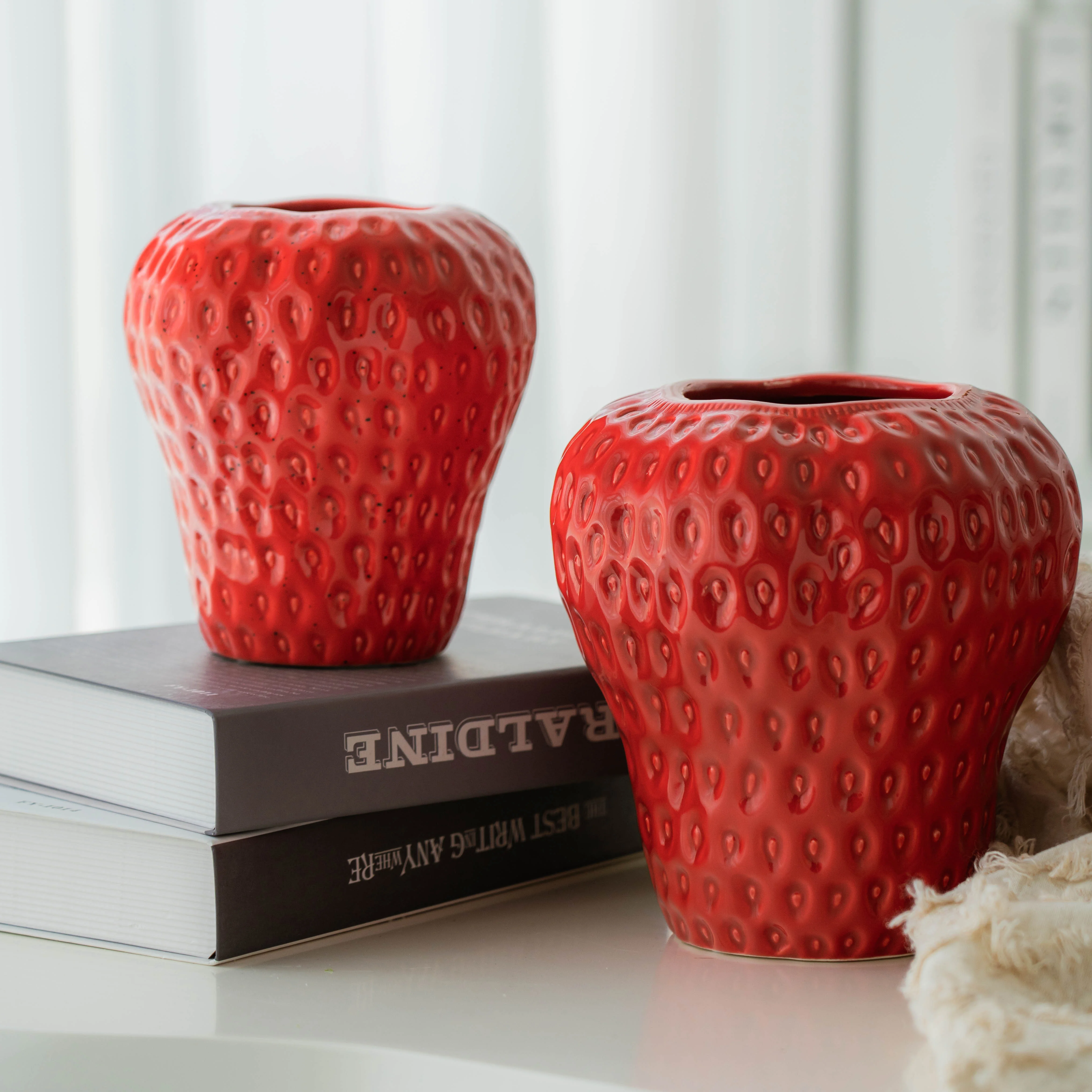Wholesale New Modern Design Unique emboss Design big strawberry vases ceramic vases for flowers