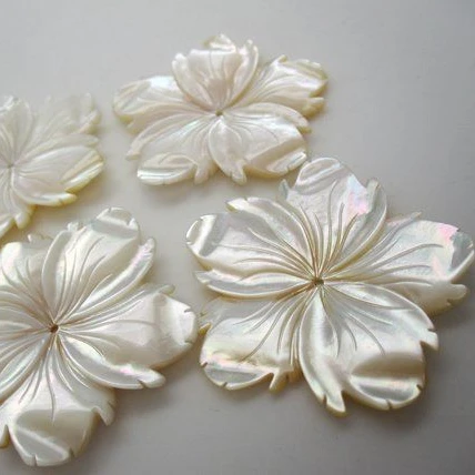 Customized carved mother of pearl shell flower shaped pendant