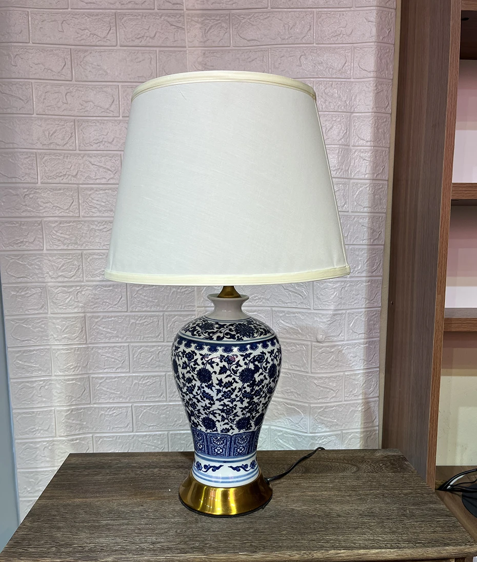 Jingdezhen vintage style porcelain ceramic desk lamps for bedside Chinese blue and white porcelain table lamp