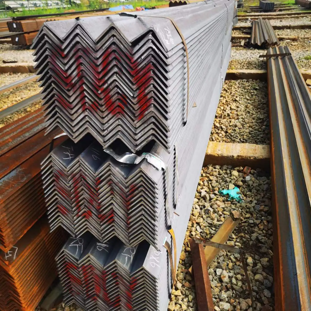 High Quality Factory Price Direct Selling Carbon Steel Hot Dip Galvanized Angle Steel