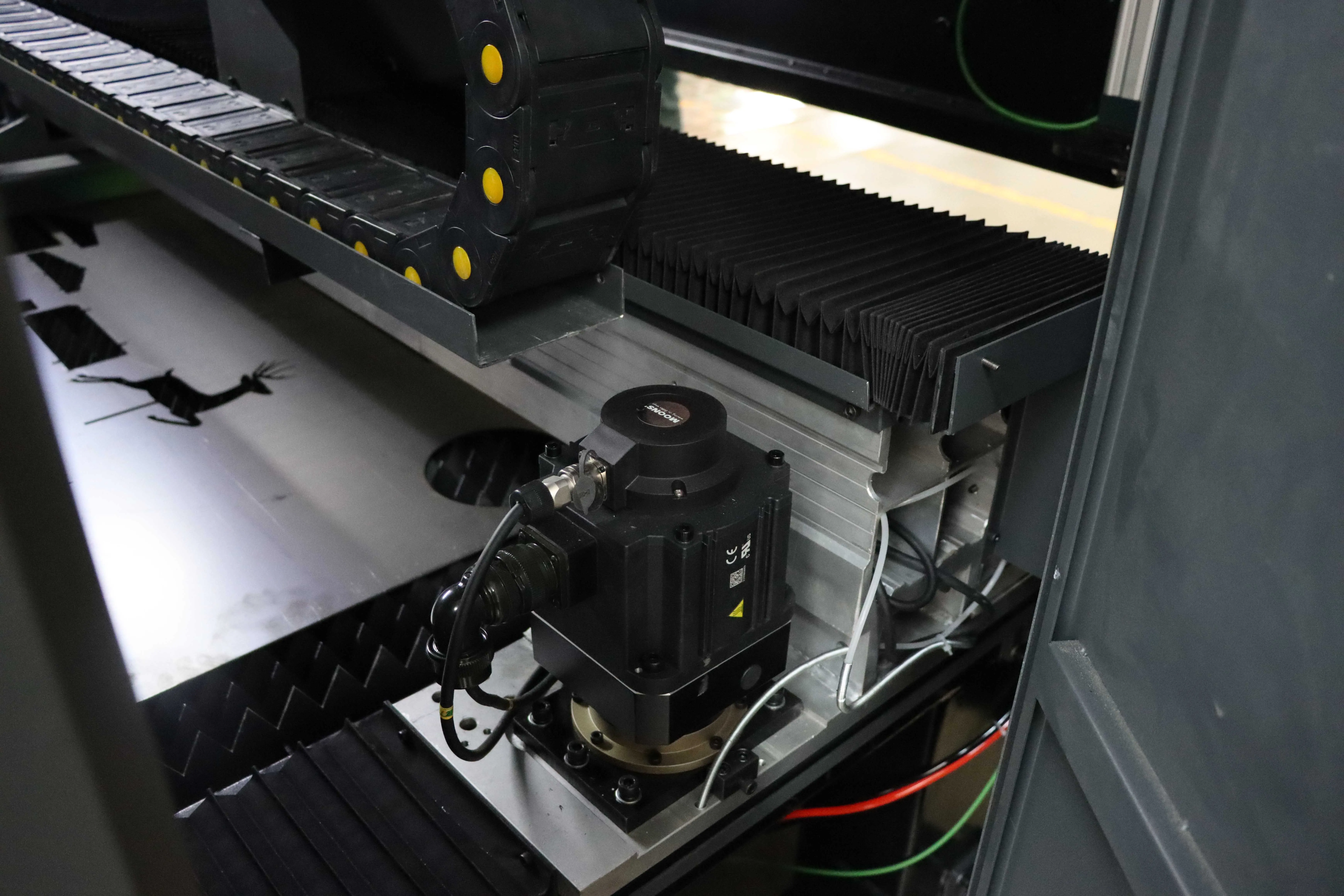 10% discount! Fiber laser cutting machine 3000w 1500*1300mm new design with full cover