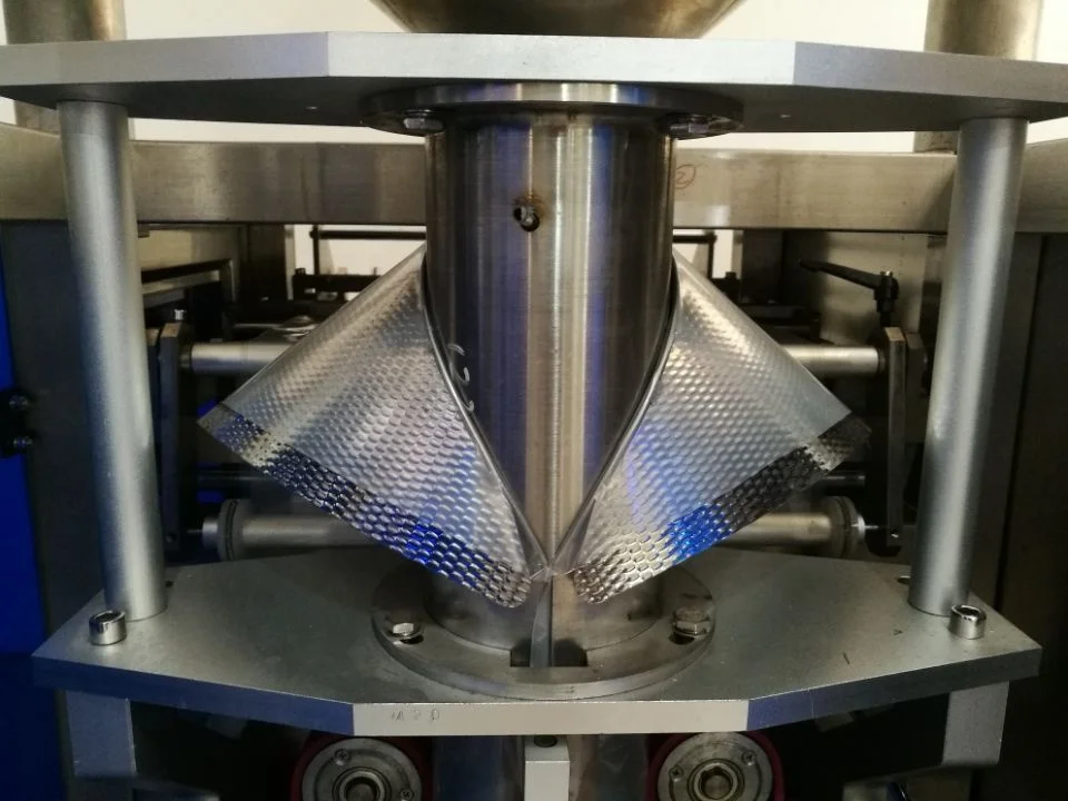 Automatic potato chips snack food packing machine