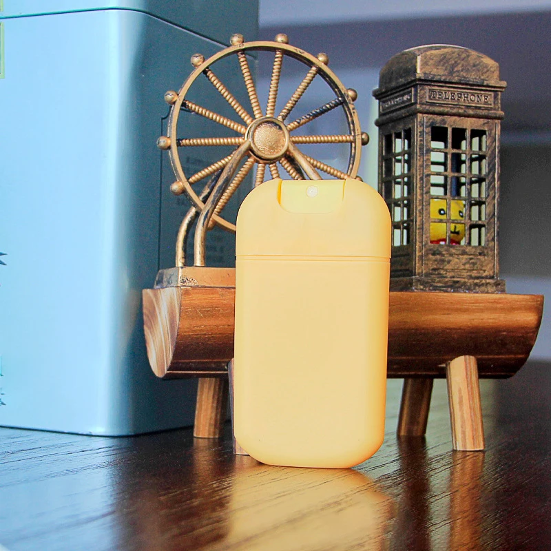 Spot goods 20ml plastic credit card flat spray bottle pocket size card sprayer,empty color credit card perfume spray with cover