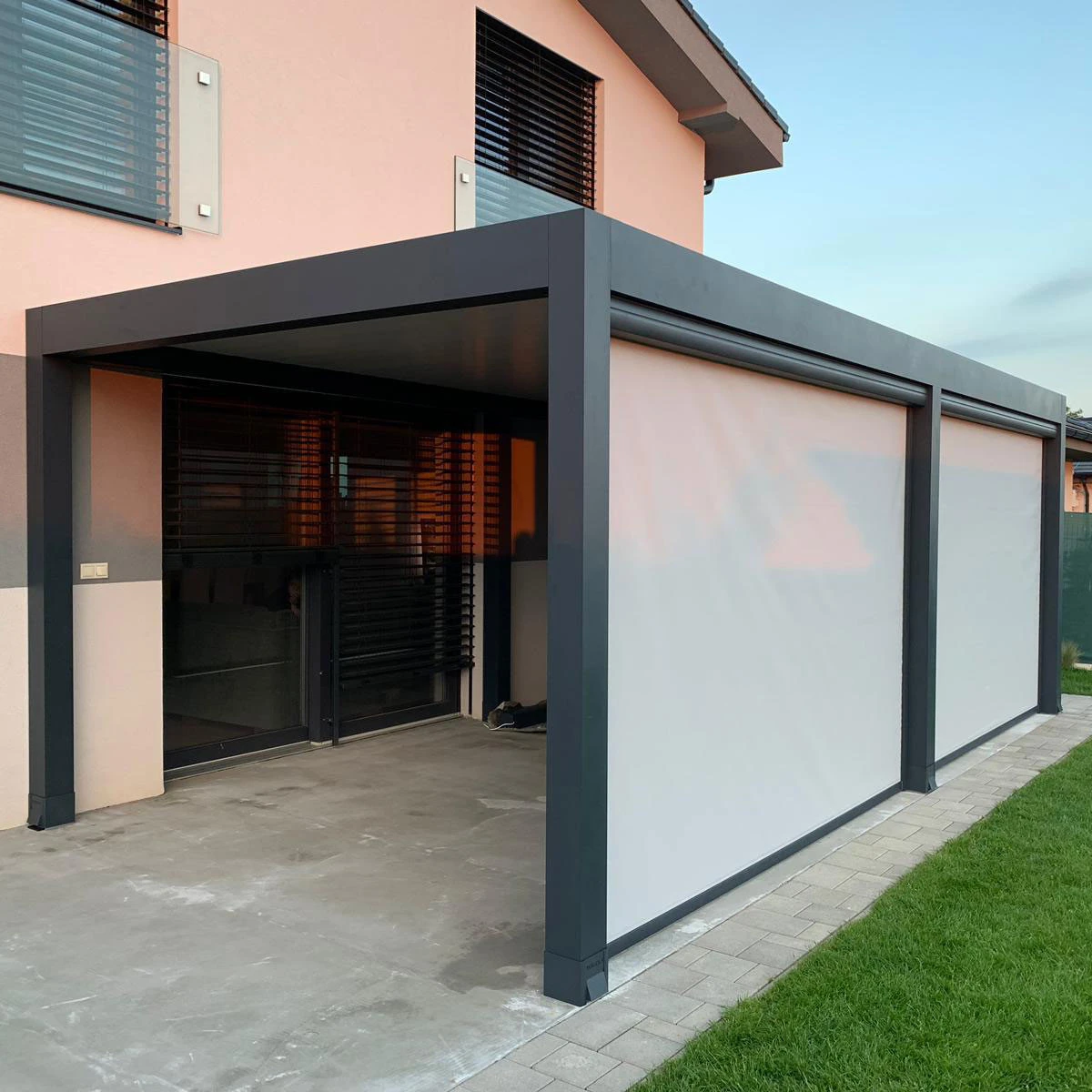 Customized Windproof Outdoor Curtain Ziptrack Roller Blinds Lowes Waterproof Motorised Patio Blinds/Outdoor Sun Shade