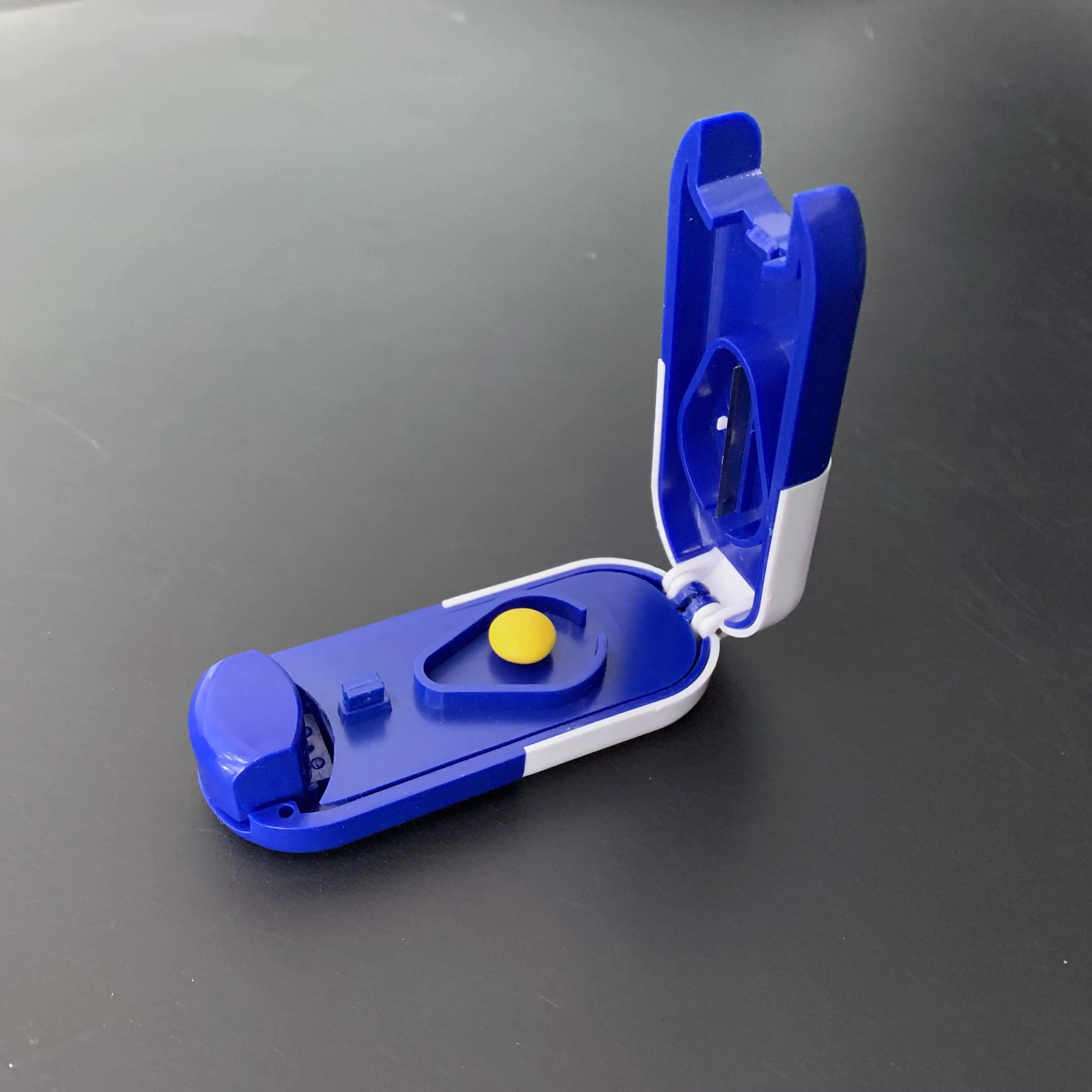 Пластиковый контейнер для хранения таблеток с лезвием из нержавеющей стали