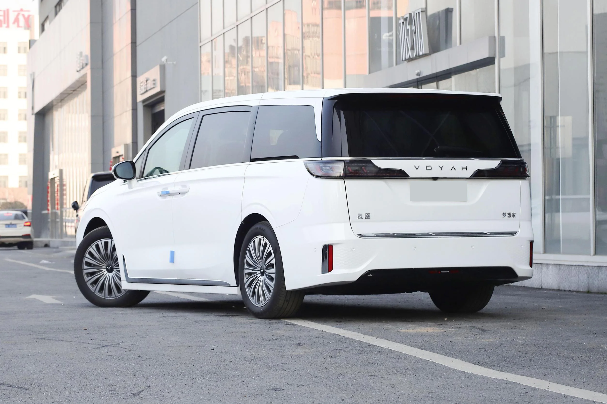 Buy China Brand New EV Cars 2024 Voyah Dreamer 5 Doors 7 Seats MPV Long Range 650KM Electric Cars For Adult