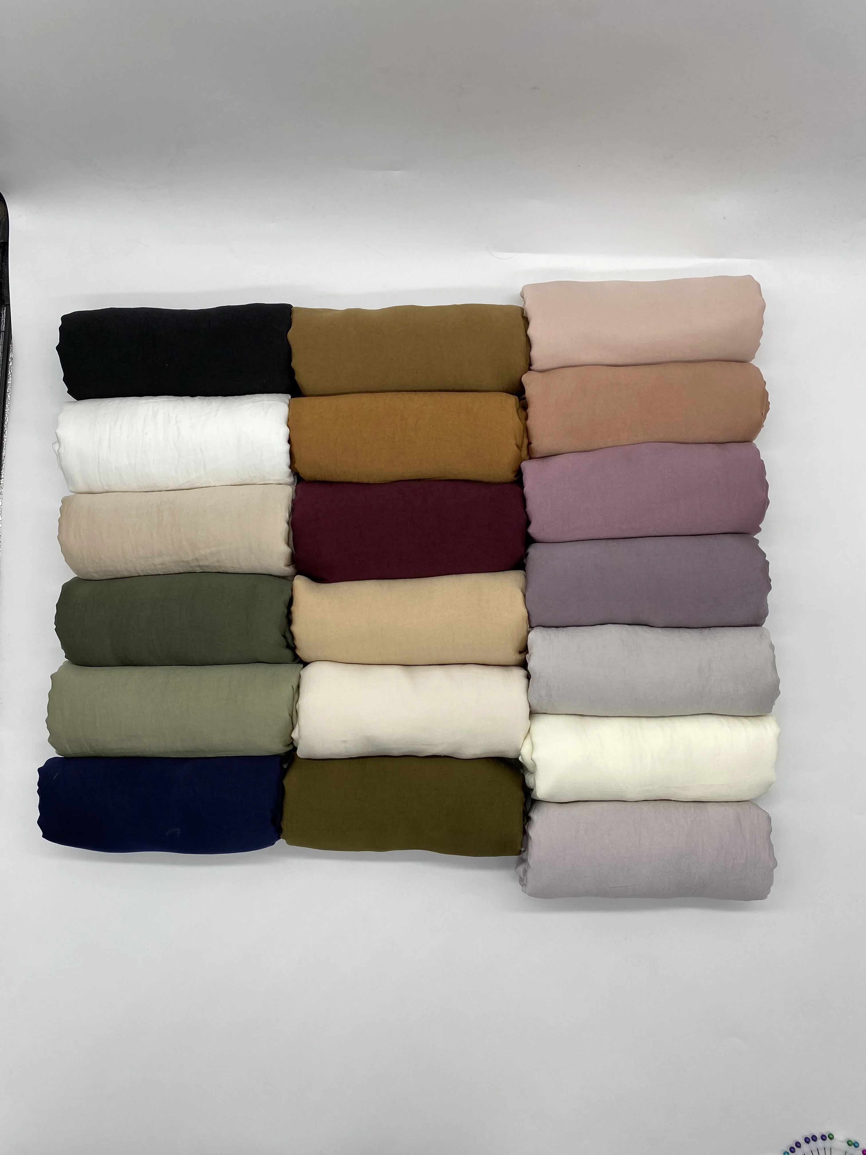 Новейший дизайн 2022 Лидер продаж в Малайзии сатиновый шарф мусульманский Мусульманский Женский бархатный Матовый шелковый пятнистый хиджаб