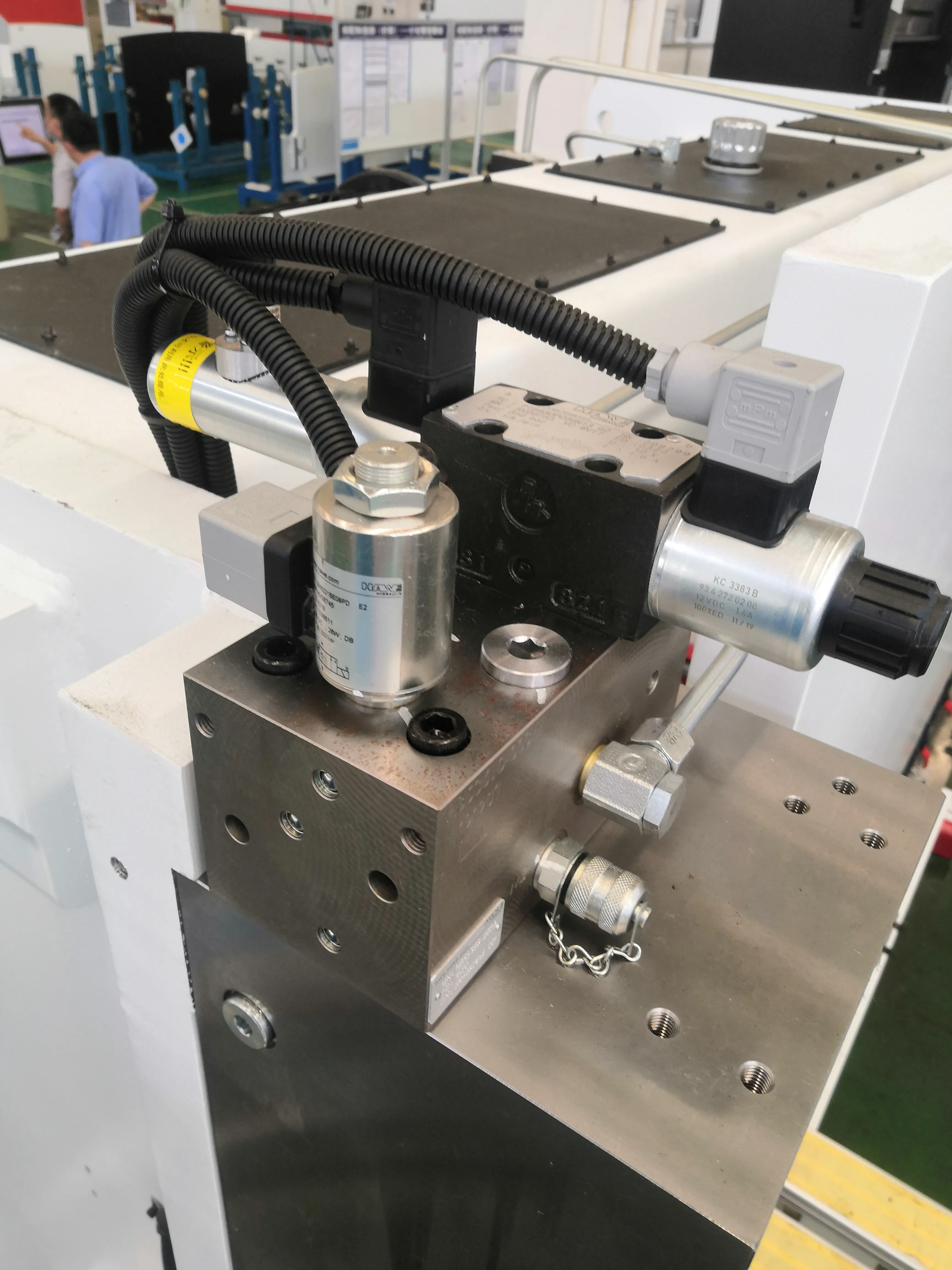  Пресс-тормоз с ЧПУ Intl brand OHA amada PR 6-30T1050 системой