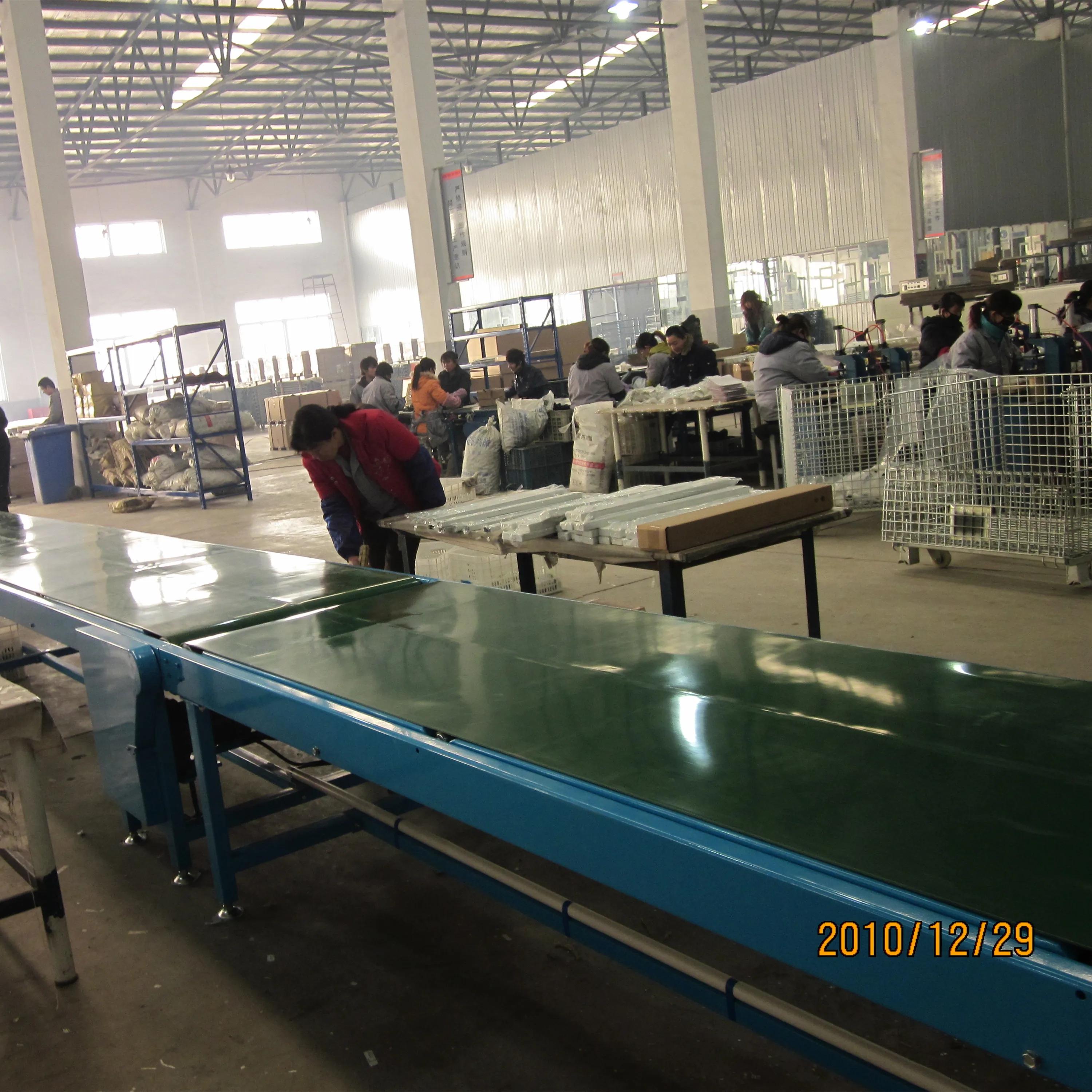 Conveyor Belt Conveyor System Plastic Injection Molding Machine