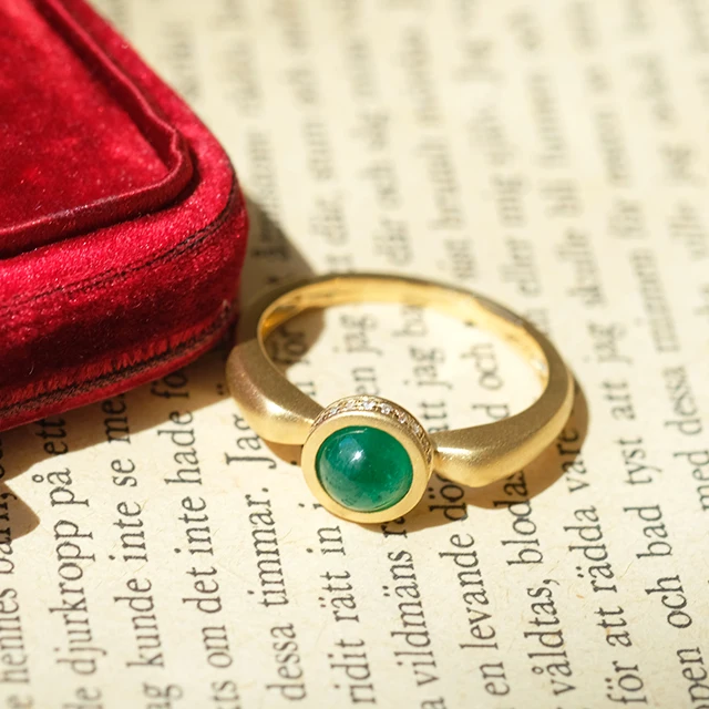 
Cabochon Emerald Engagement Rings Simple Design Round Stone Gold Rings With Real Diamonds 