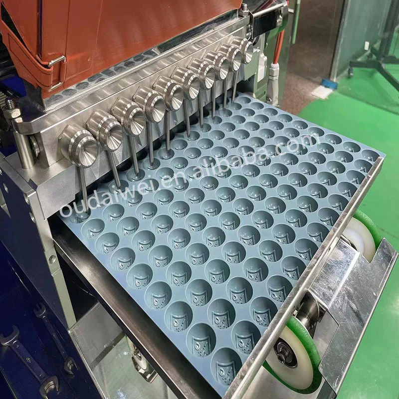 Confectionery Jelly Chocolate Nut Cluster Depositor Small Scale Mini Sweet Form Gummy Candy Make Machine