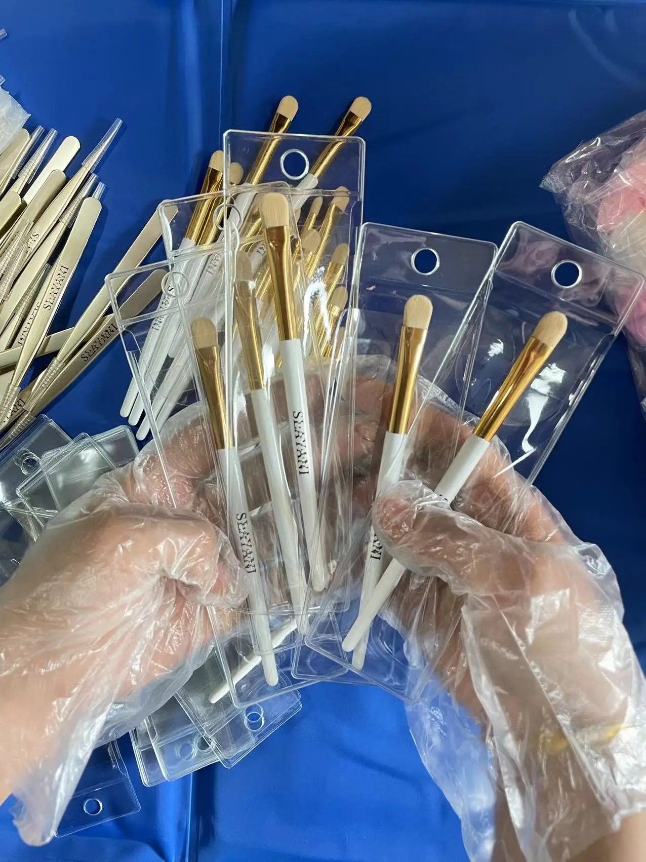 White Handle Luxury Concealer Brush Private Label Nylon Hair Angled brow brush Customized Logo Gorgeous Eyebrow Dyeing Brush