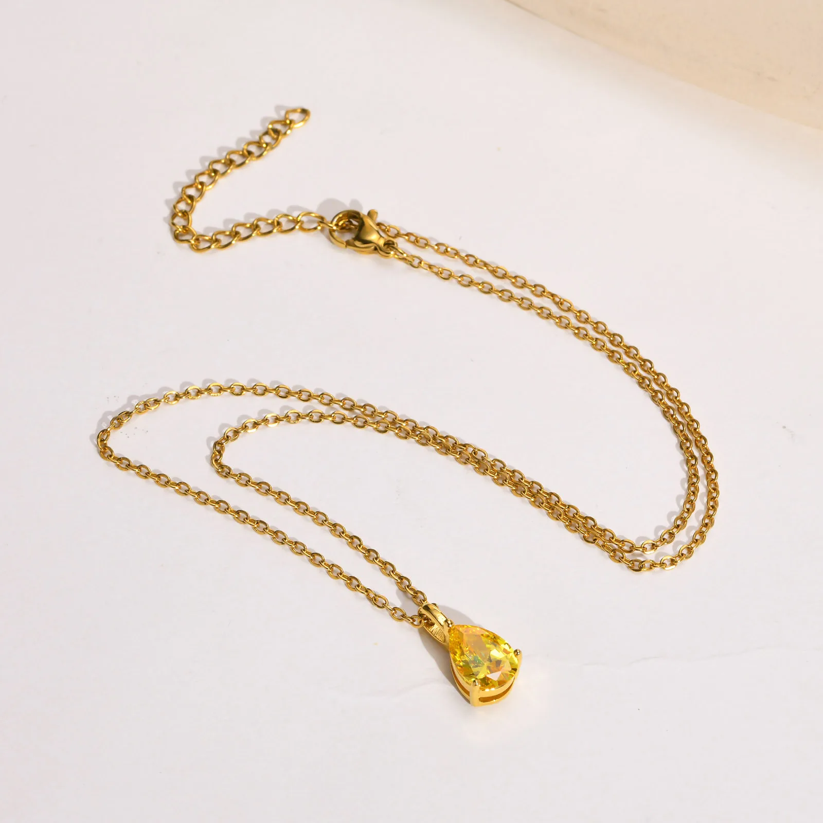 Cheap Wholesale hot selling stainless steel electroplated 18K gold chain crystal pendant necklace for women