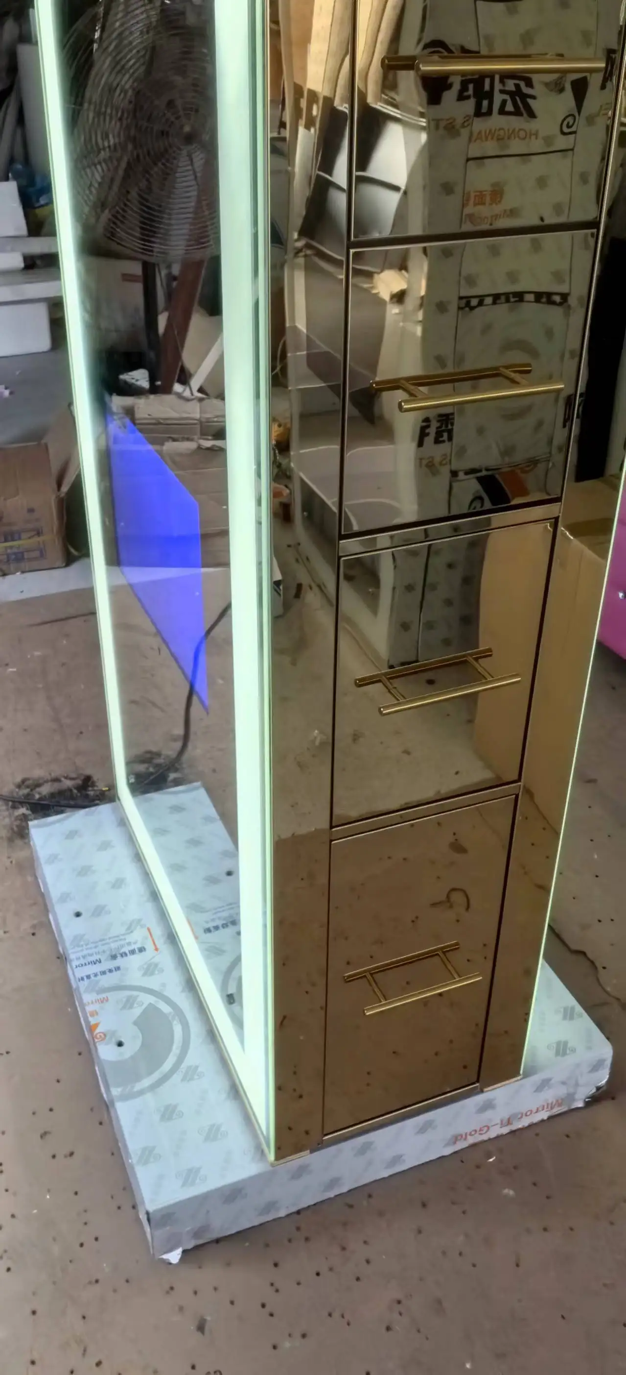 MOQ 1  Hot Sale  Full Size LED GOLD  Mirror Station Used  Total Station For Sale Lighted Salon Stations With TV 10 Years Life