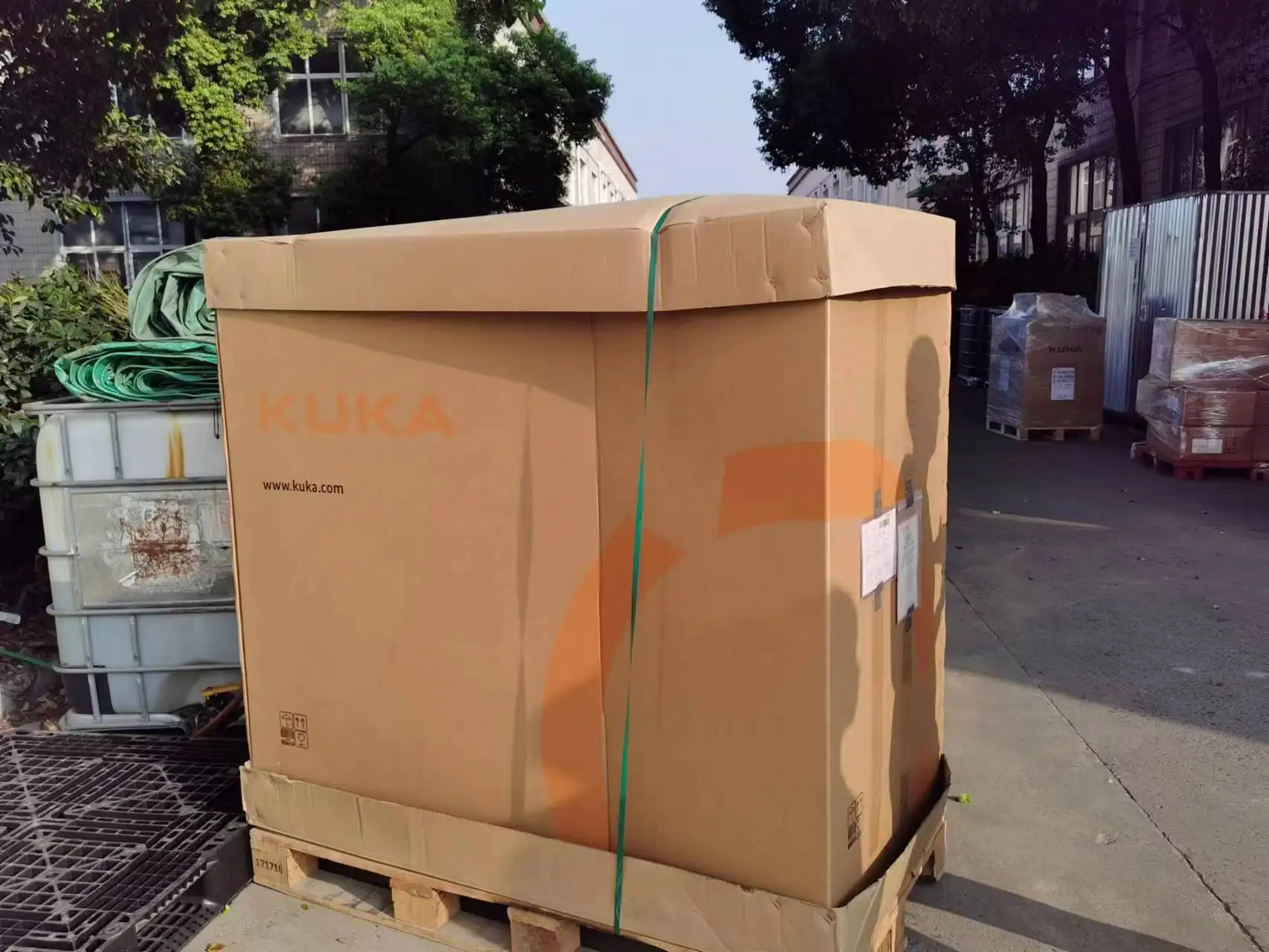 KUKA робот KR16 R2010 MIG сварочный Автоматический с TIG/MIG аппарат и установщик для стальных алюминиевых заводов