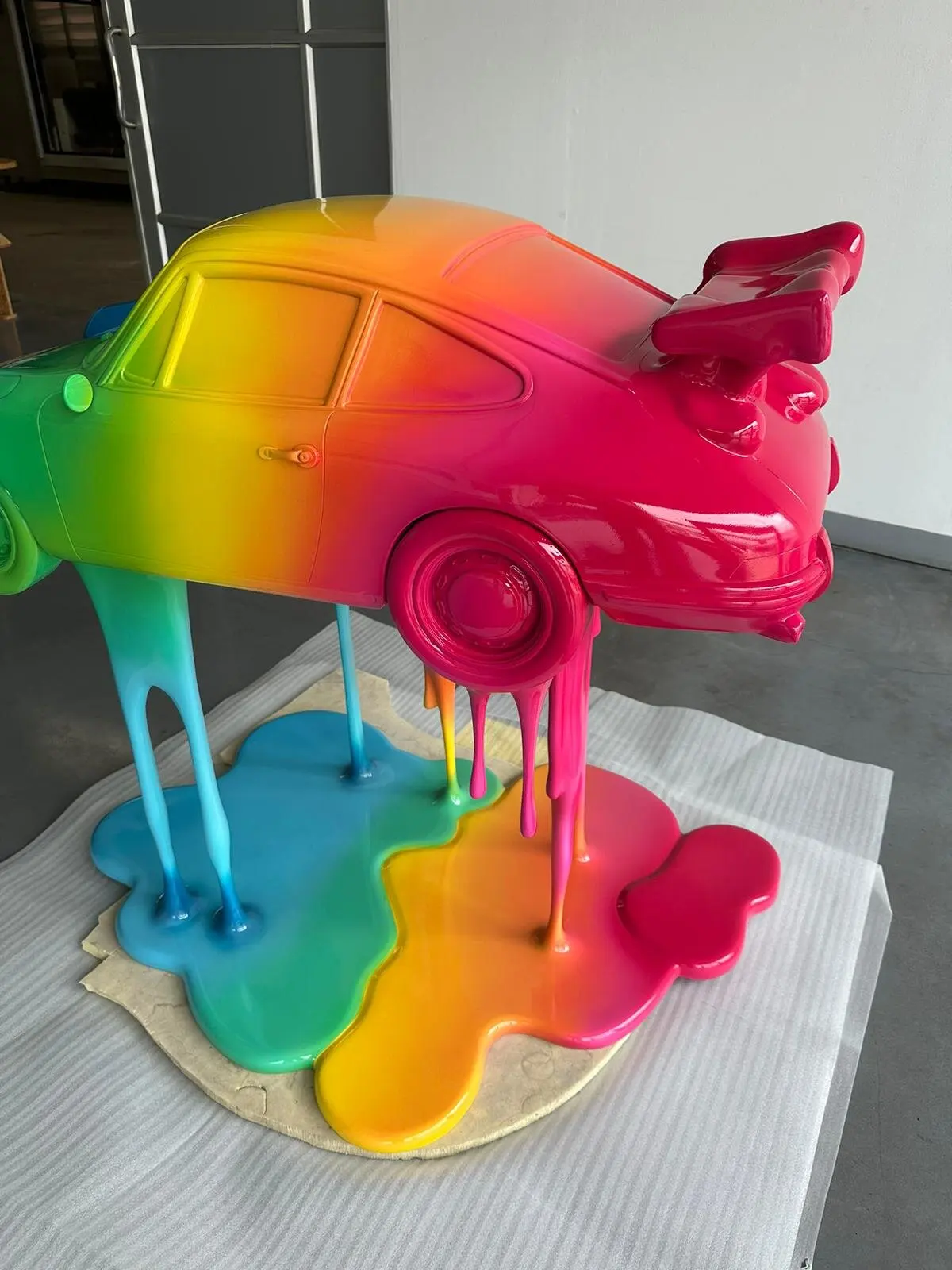 Custom Large cartoon fiberglass sculpture outdoor hotel welcome decorations statues shopping mall creative beauty furn