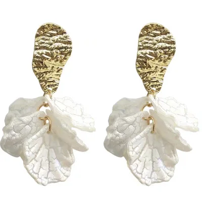 Artilady 2022 Modern White Shell Flower Petal Drop Earrings For Women New Fashion Party Beach Weeding Jewelry Decor