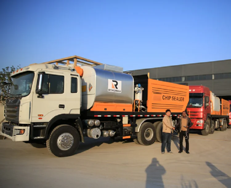 Asphalt Gravel Paving Road Repairing Spreading Truck Synchronization Seal Coat Road