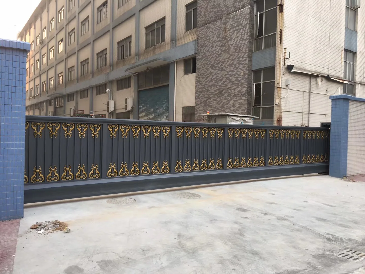 Консольная подъездная дорожка, раздвижные ворота