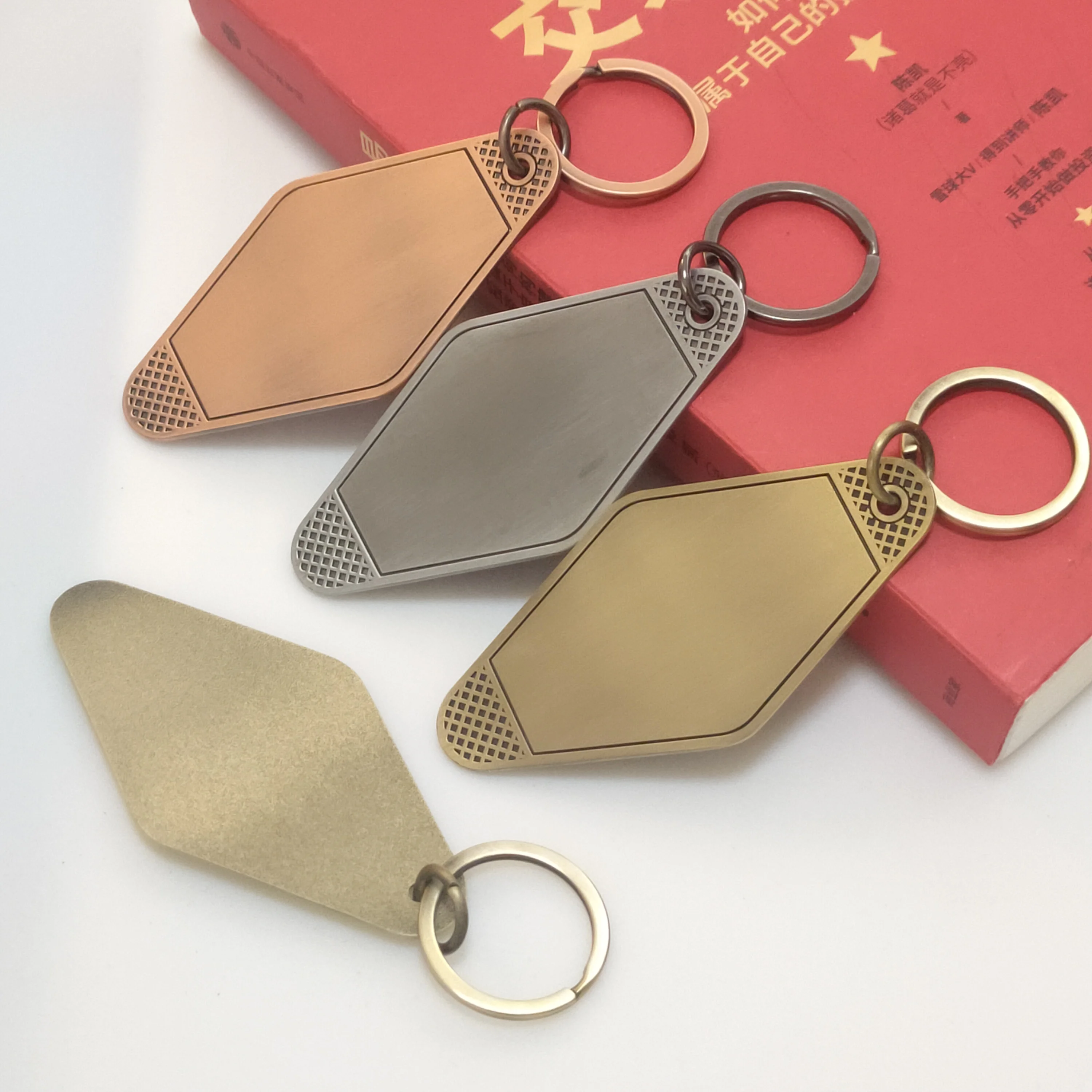 QAQIDONG Factory Customizable Key Holder Mini Small Key Ring Name Keychain 3d Golden Plated Enamel Keychain Manufacturer Hotel K