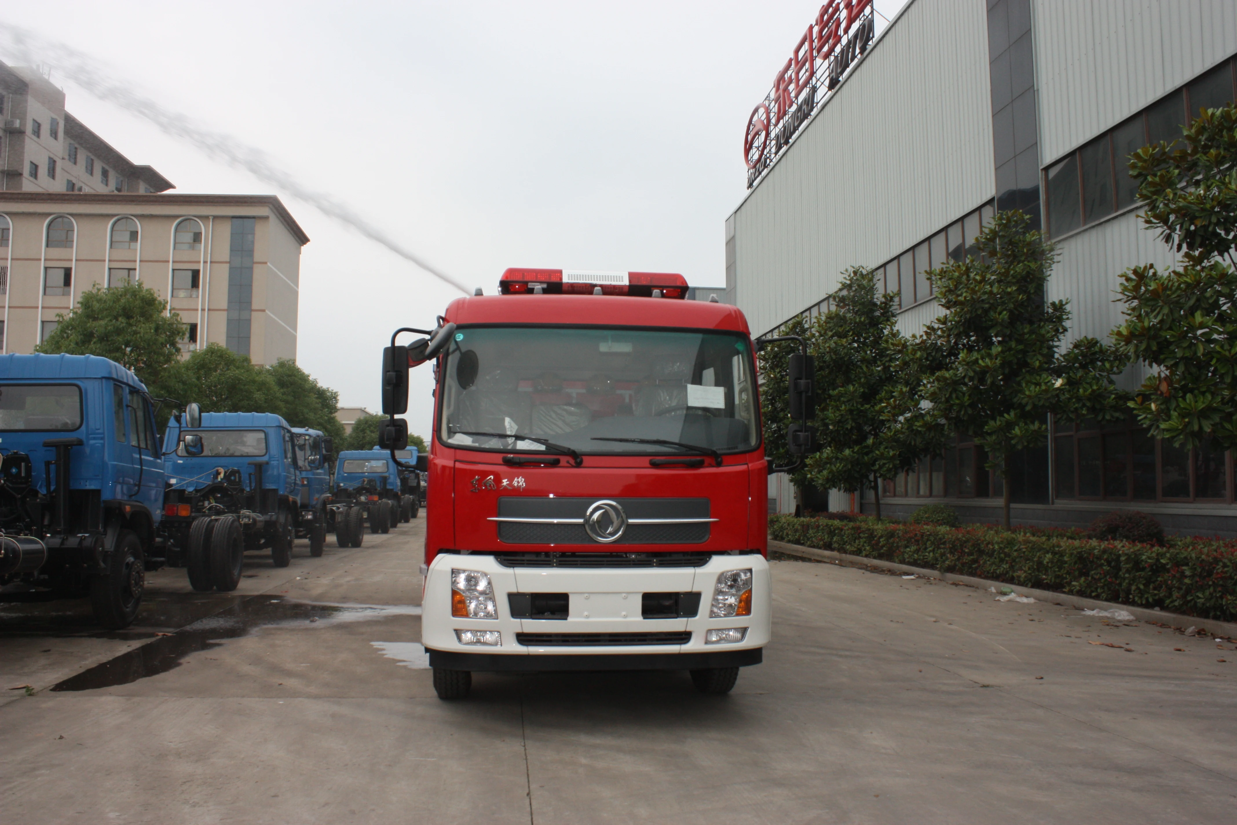 Пожарный двигатель Dongfeng 8000 л средний пожарный автомобиль цена