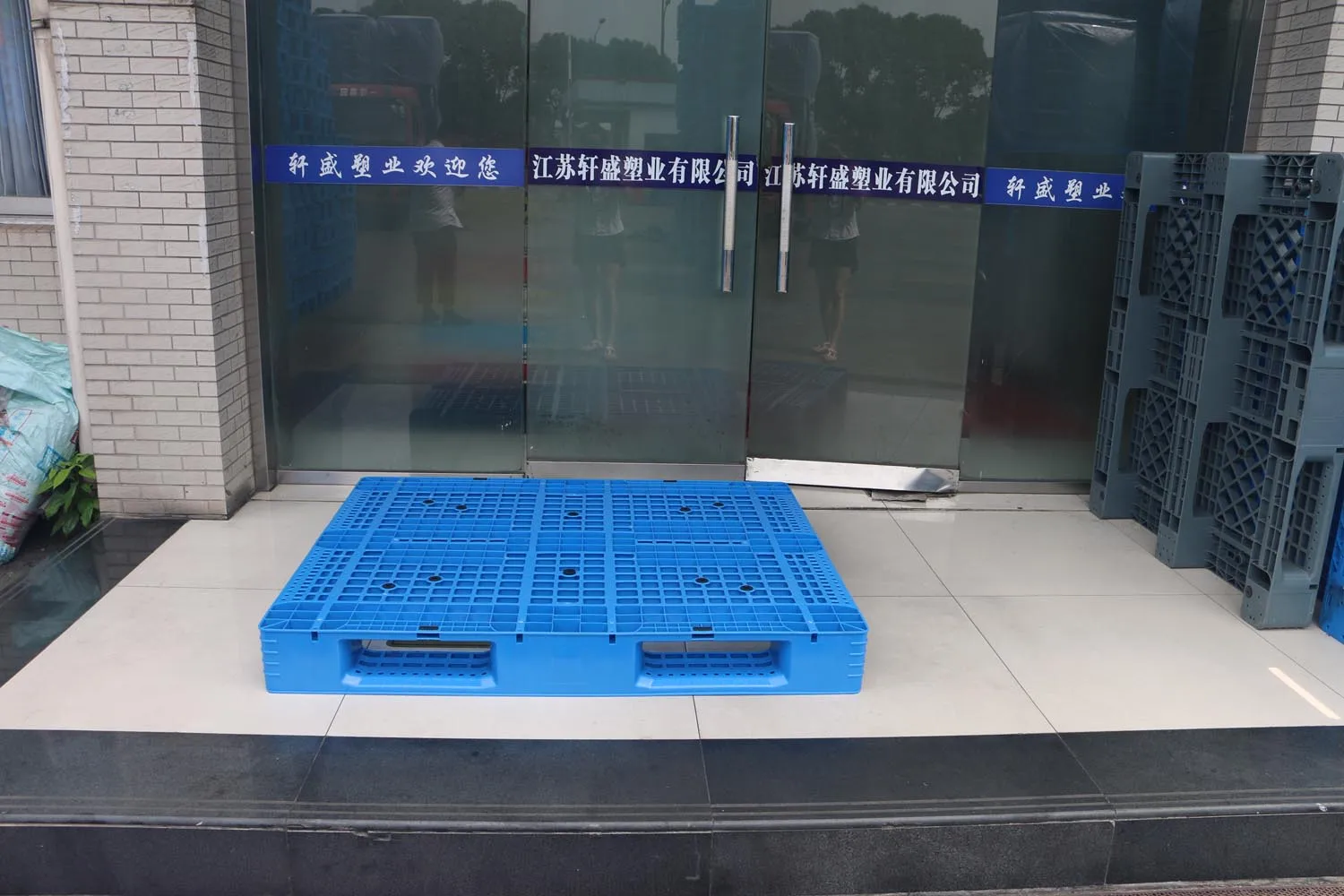NEXARA Dynamic Load Euro Plastic Pallet 4T 1513 1500*1300*170mm Grid Surface Three Runner Single Faced Storage Transportation