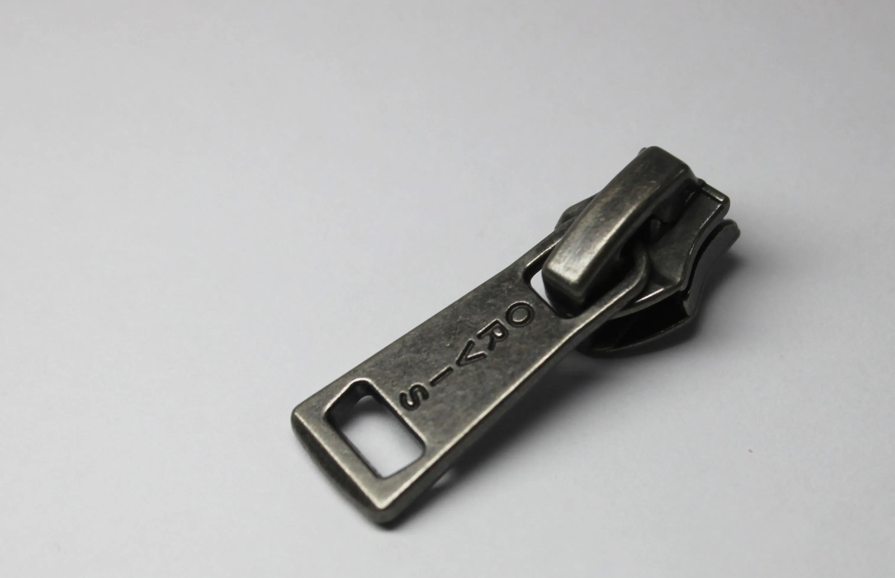 
 Затемняющее средство без никеля на белой бронзе  