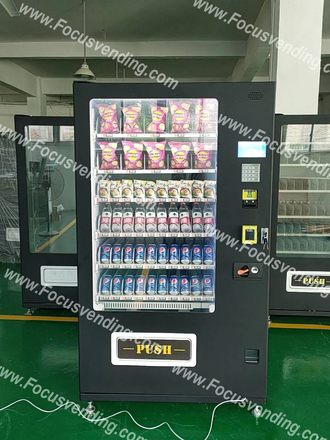 Торговый автомат для закусок и напитков большой емкости