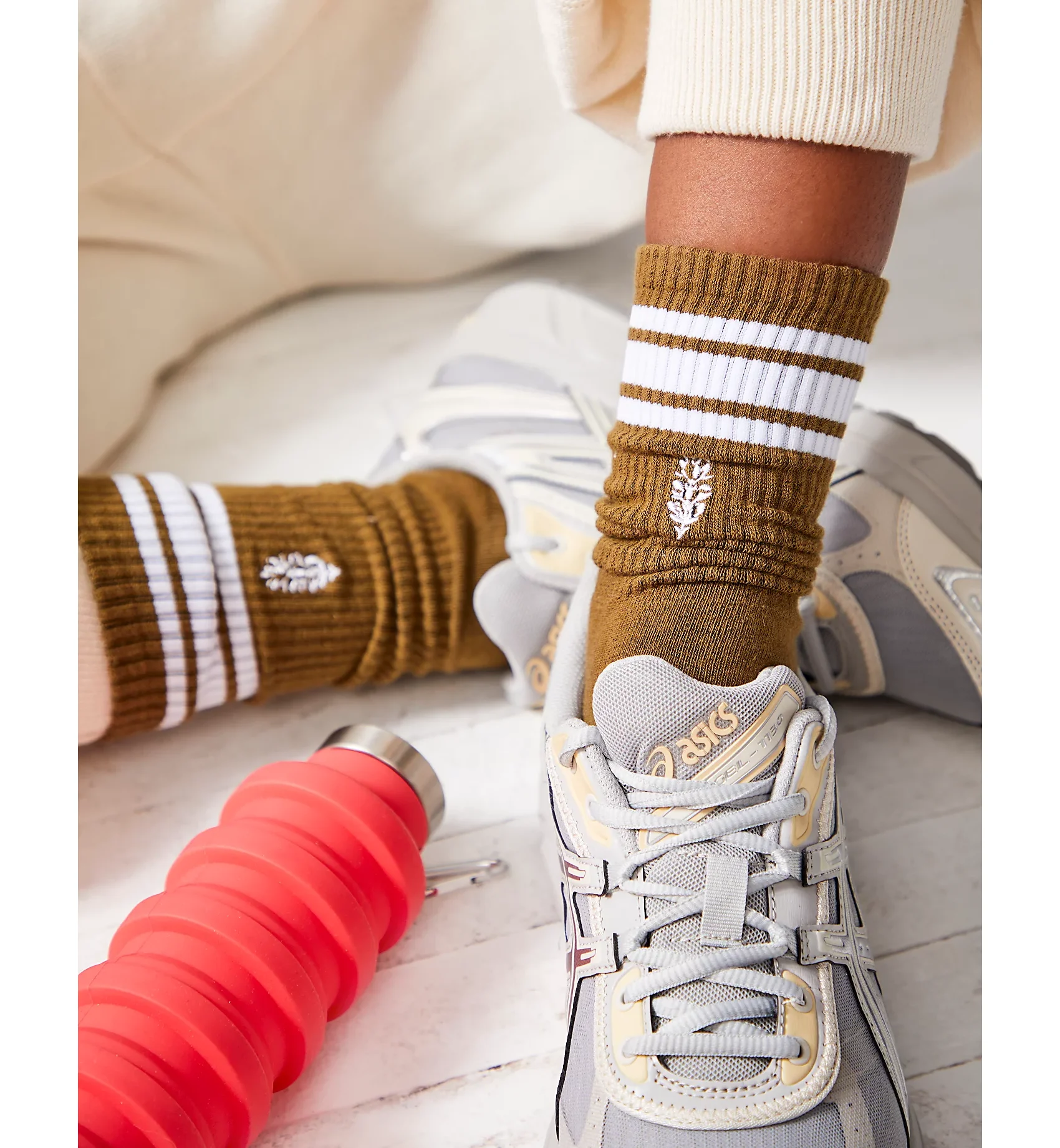 Wholesale Royal Blue Cotton Seamless Sport Tube Embroidery Logo Crew Socks