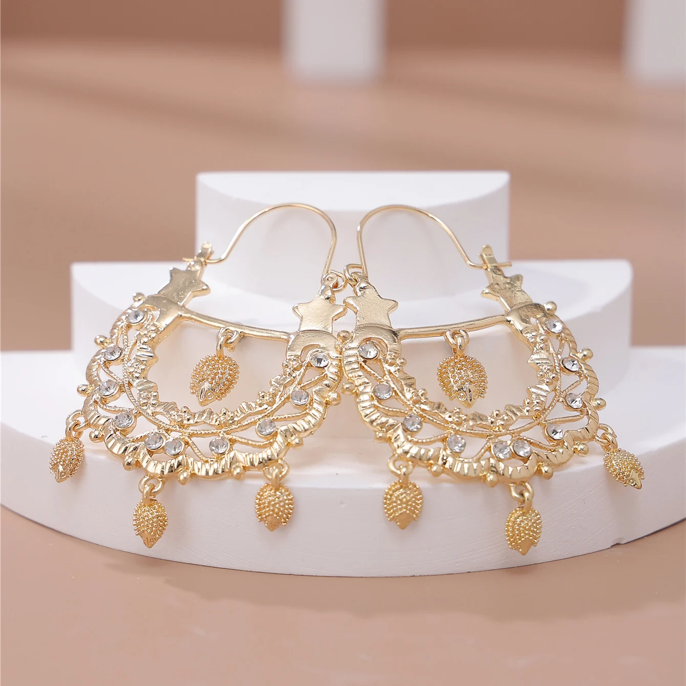 The Chic Arabic-Inspired Hedgehog Pendant, Set With Diamond Earrings Cutout Design Is Suitable For Women To Wear For Any Occasio