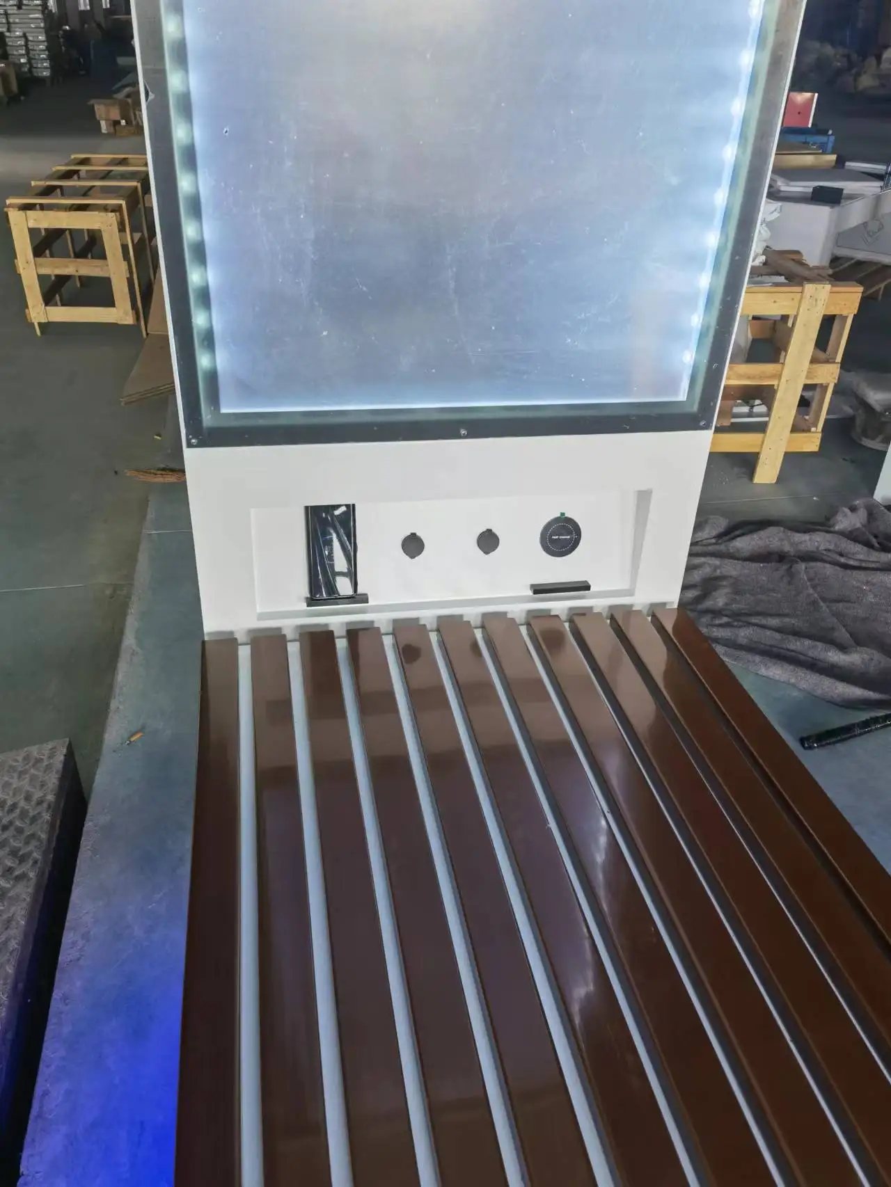 Factory Direct 2022 Solar bench outdoor bench Intelligent bench with WiFi / charging / Bluetooth