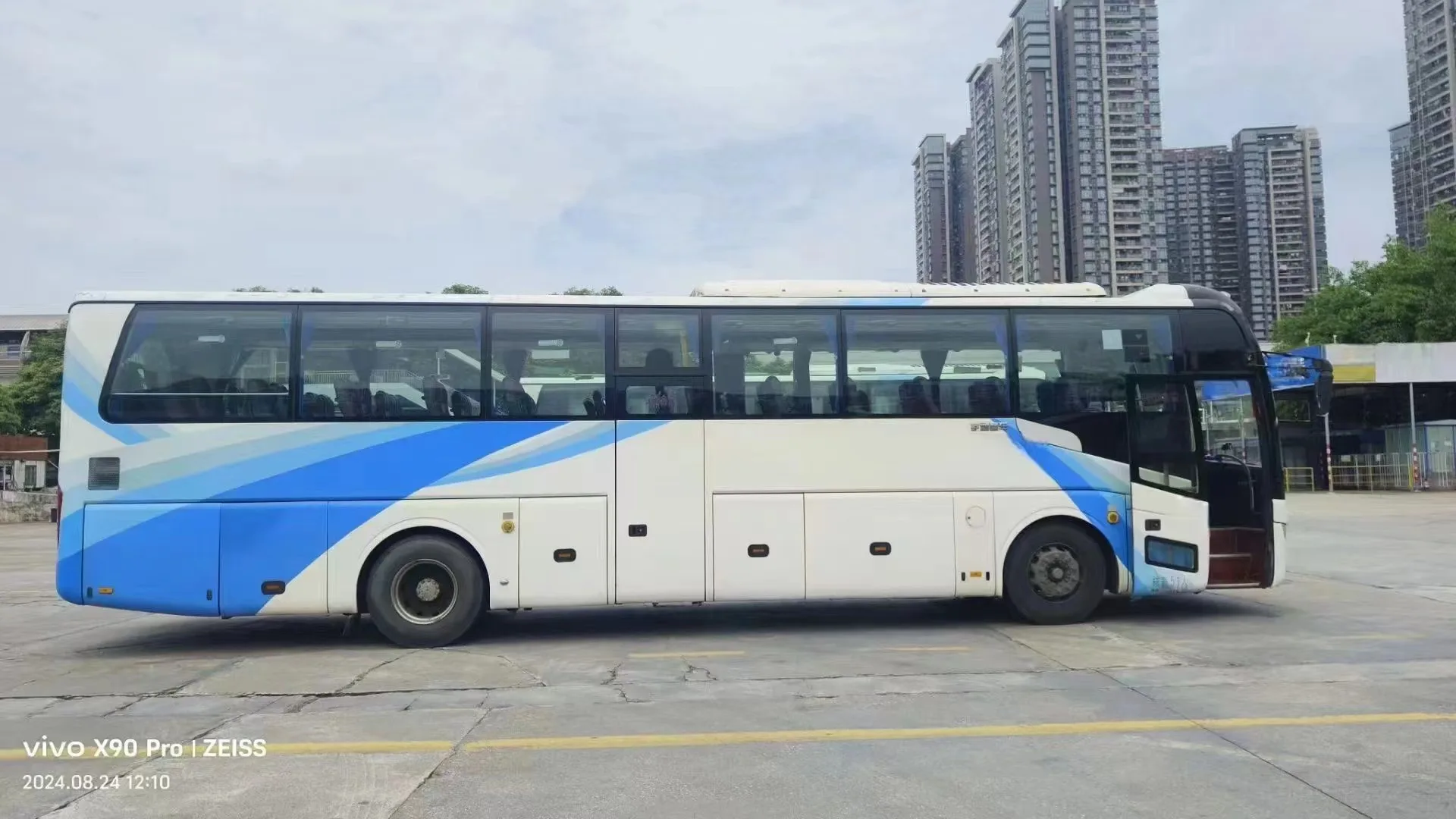 Best Selling YouTong Used Double Decker Busses 25 Passenger Old School Coach Bus Sale Diesel Fuel Manual Transmission RHD
