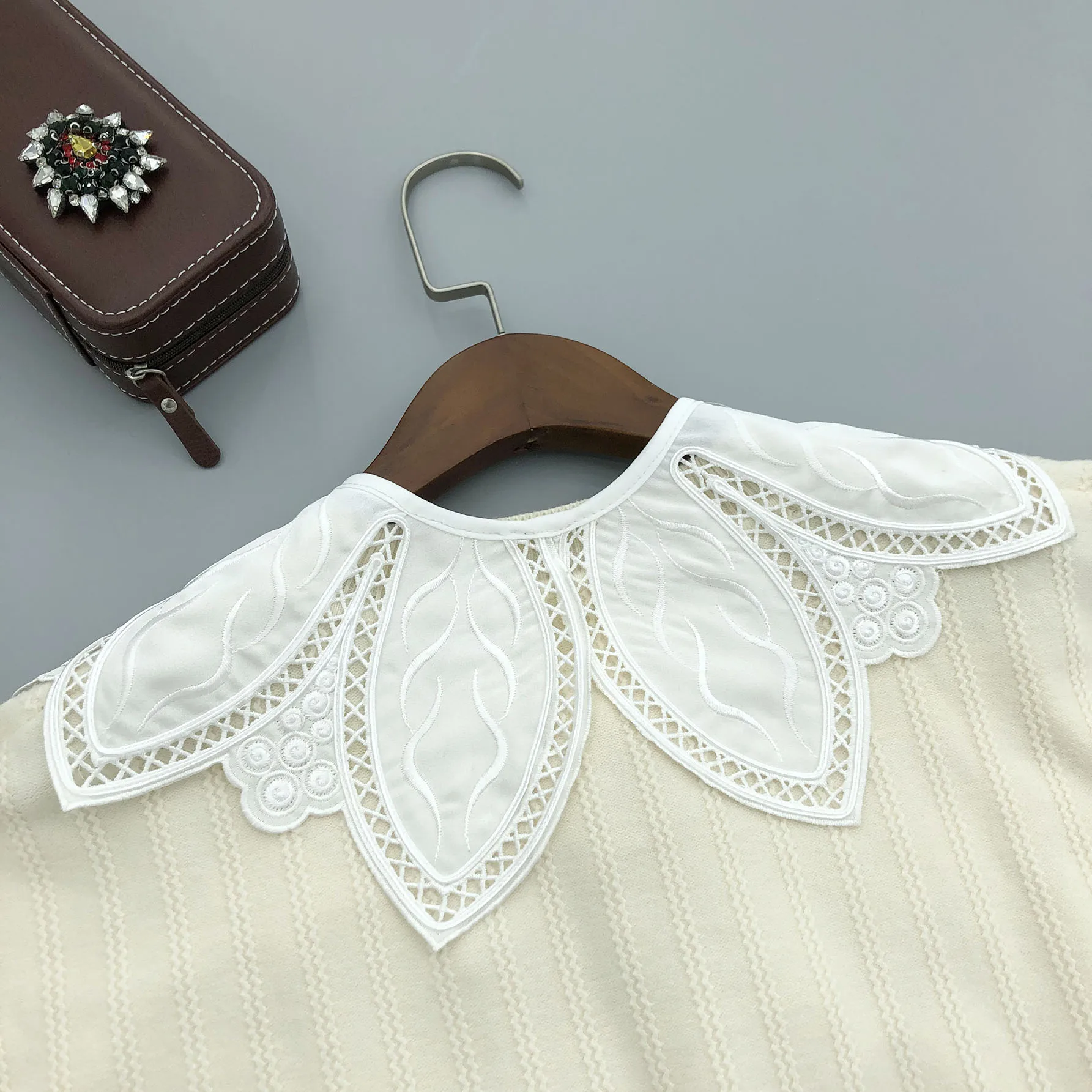 In stock promotion woman detachable fashion design embroidery fake collar
